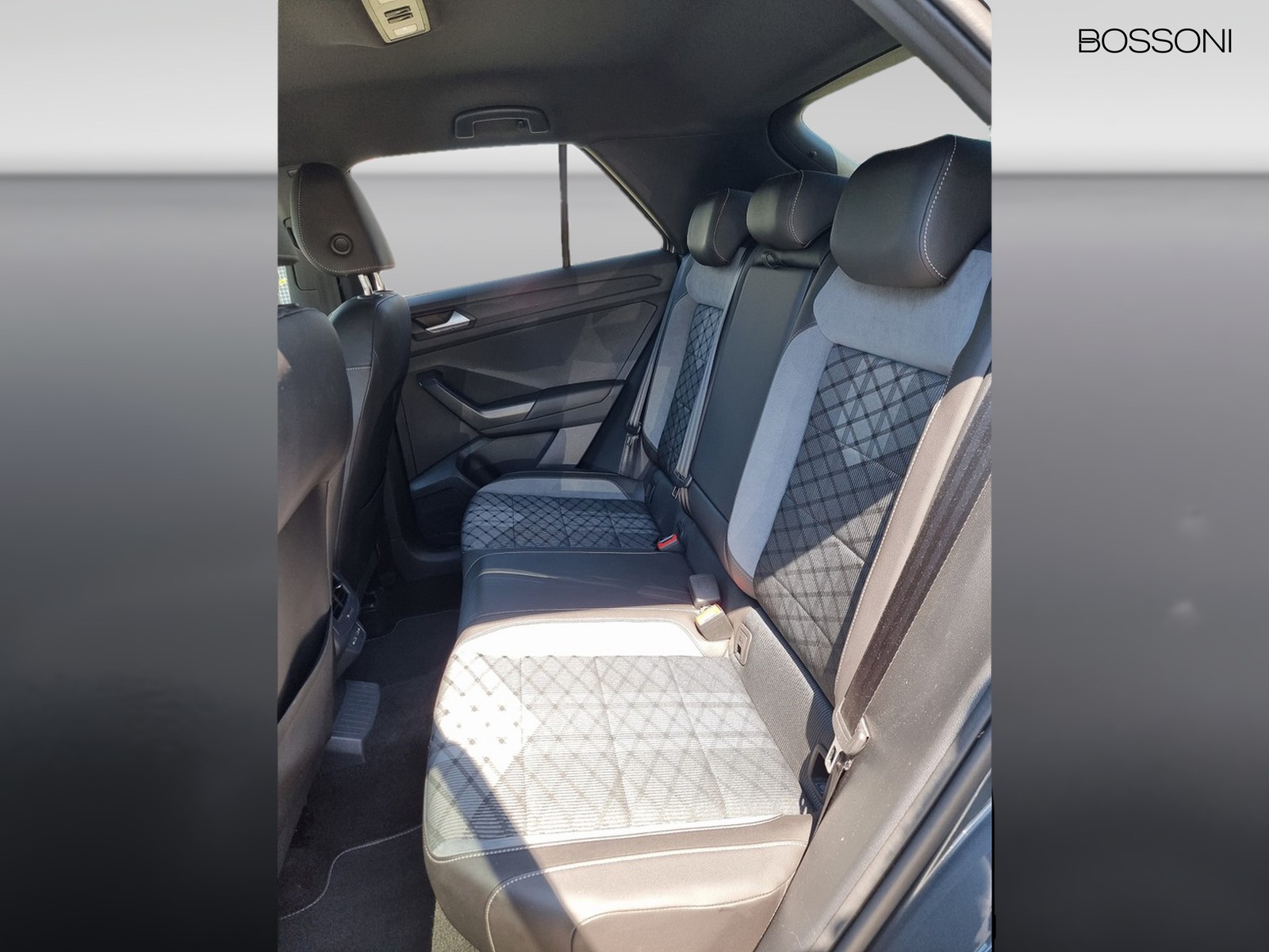 10 - Volkswagen T-Roc 2.0 tdi scr 150cv r line dsg