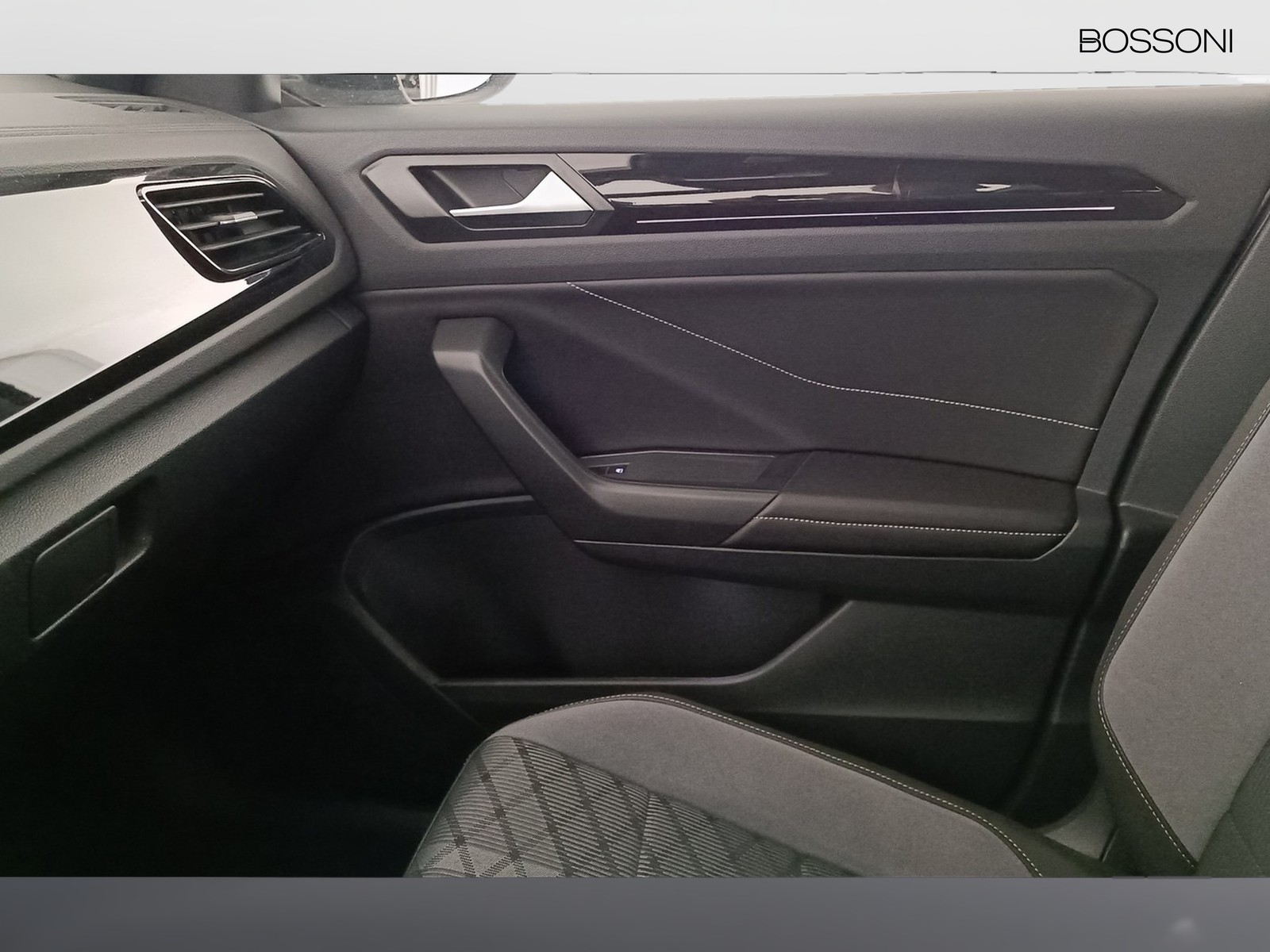 12 - Volkswagen T-Roc 1.5 tsi act r line