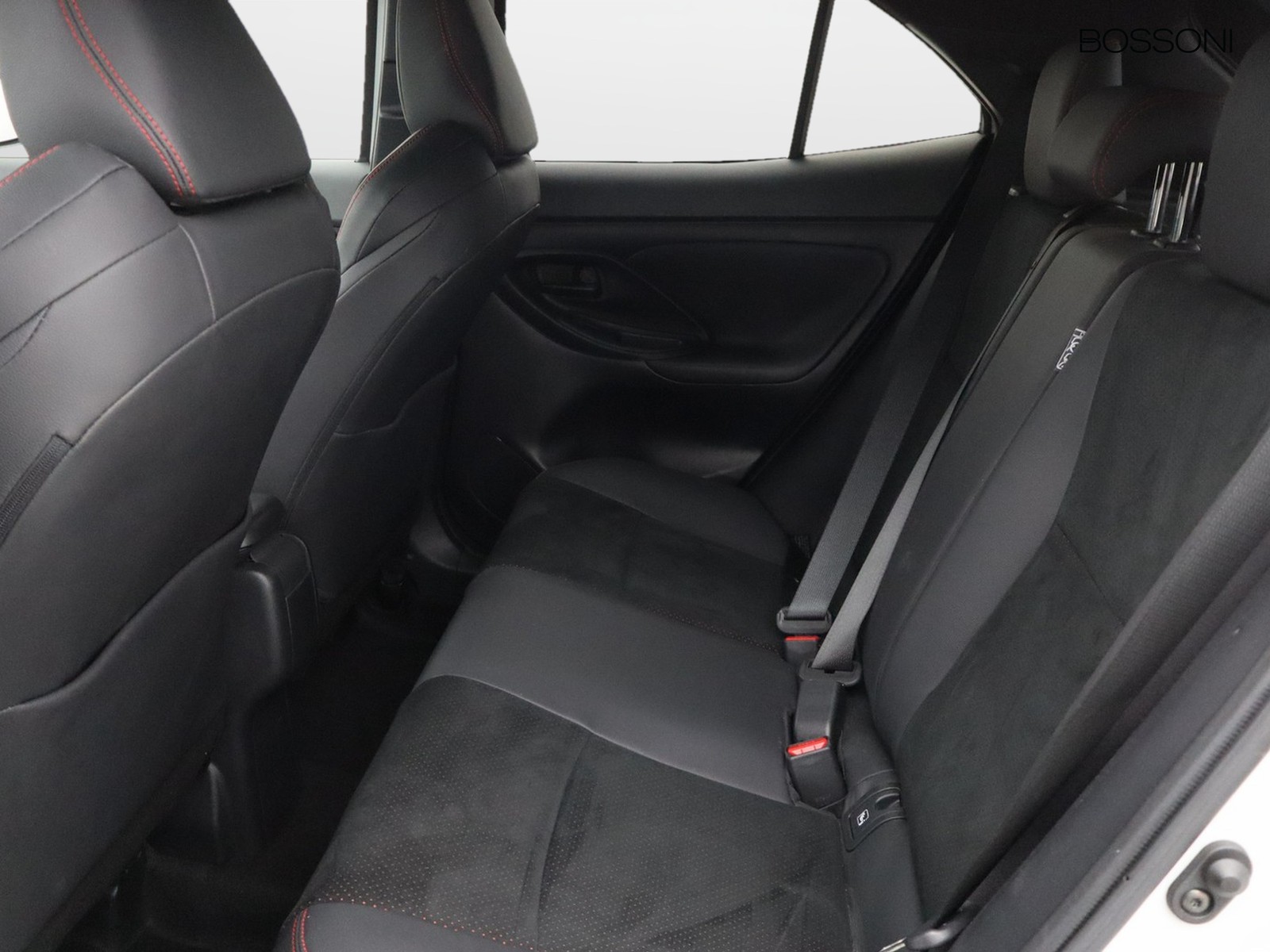 8 - Toyota yaris cross 1.5 h 116cv gr sport fwd e-cvt