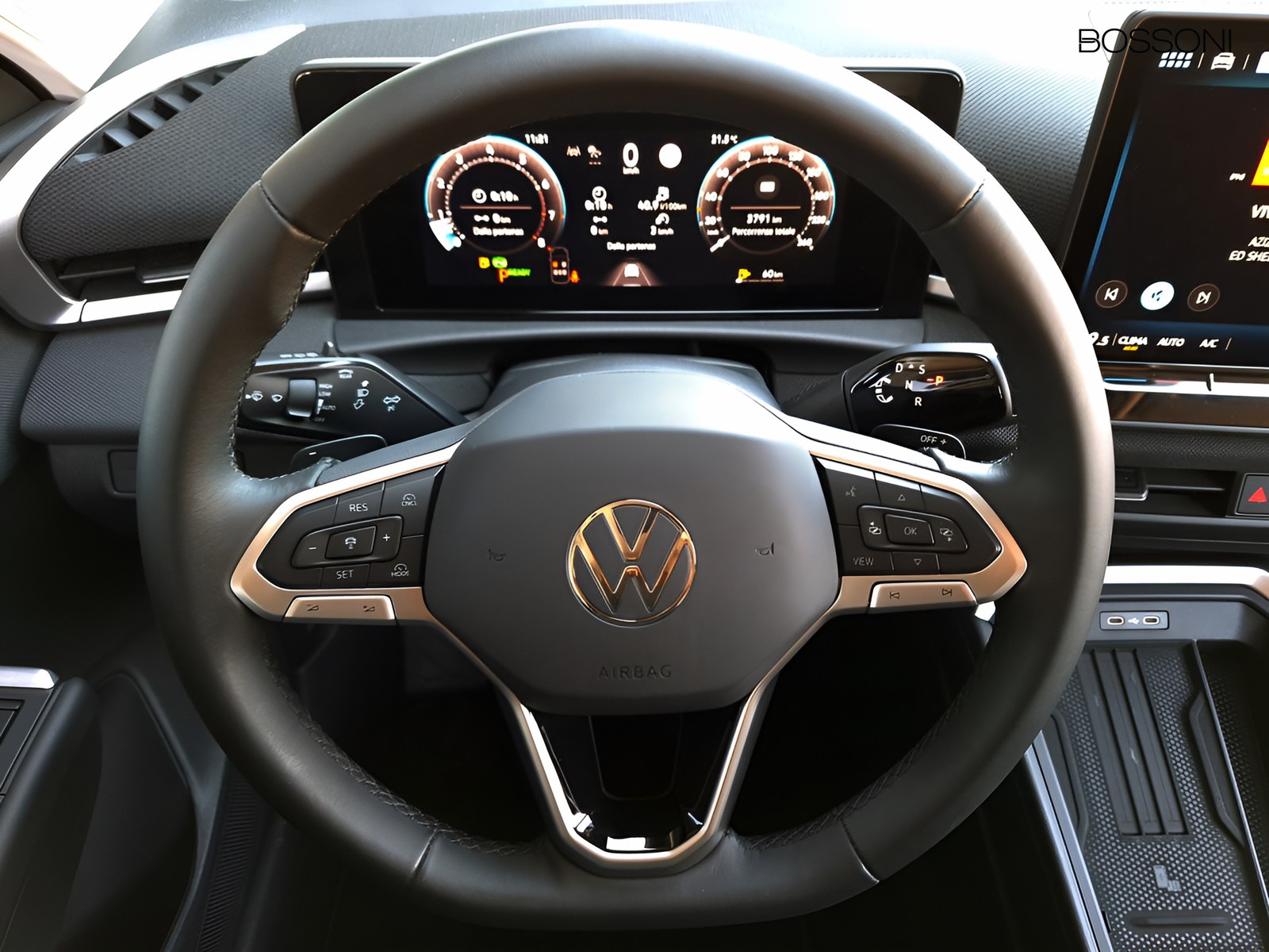 9 - Volkswagen T-Roc 1.5 etsi act 150cv life dsg