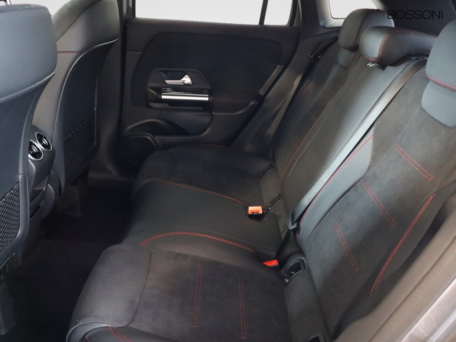 8 - Mercedes GLA 200 d amg line extra 8g-dct