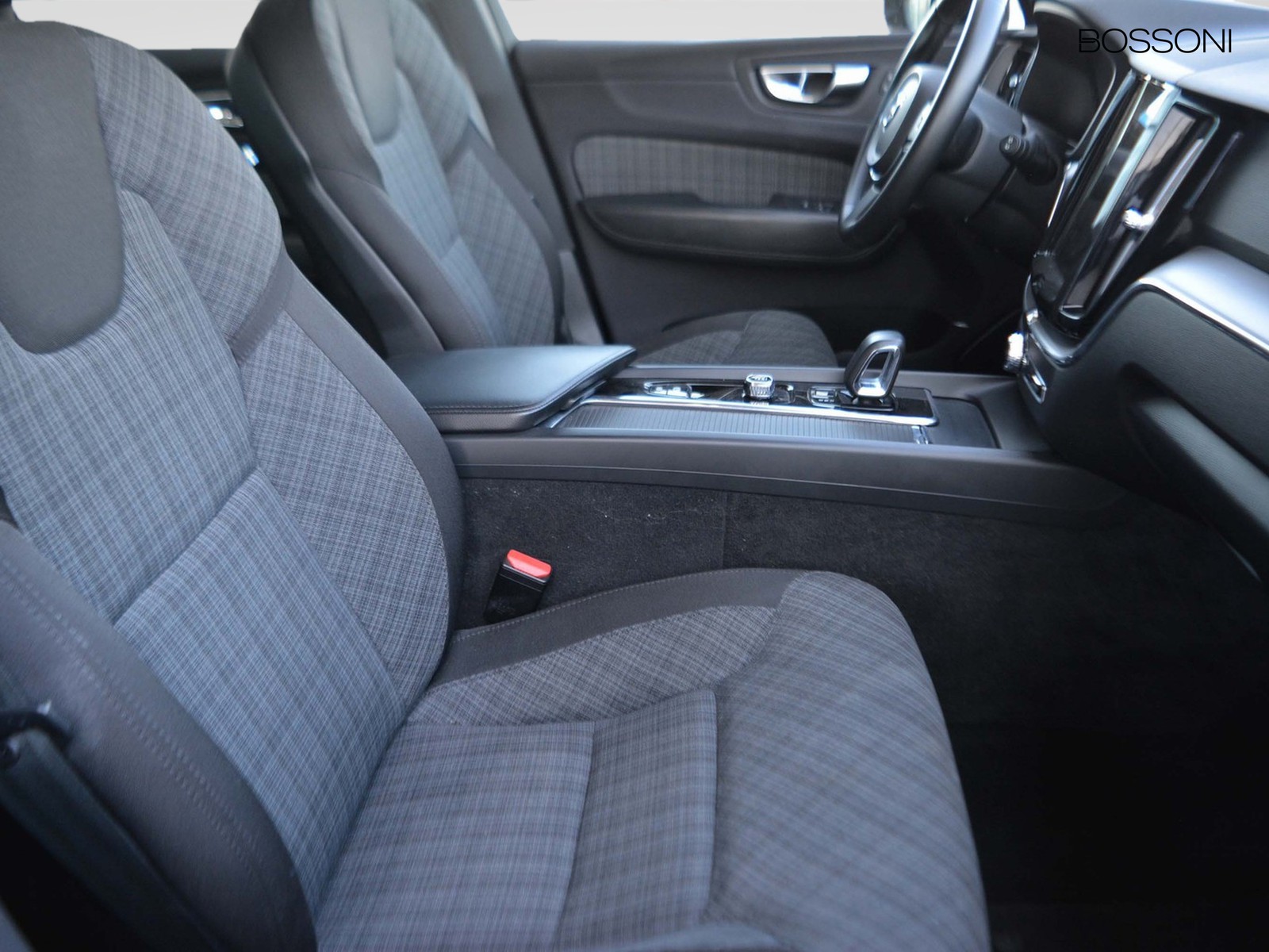 6 - Volvo XC60 2.0 b4 core automatico