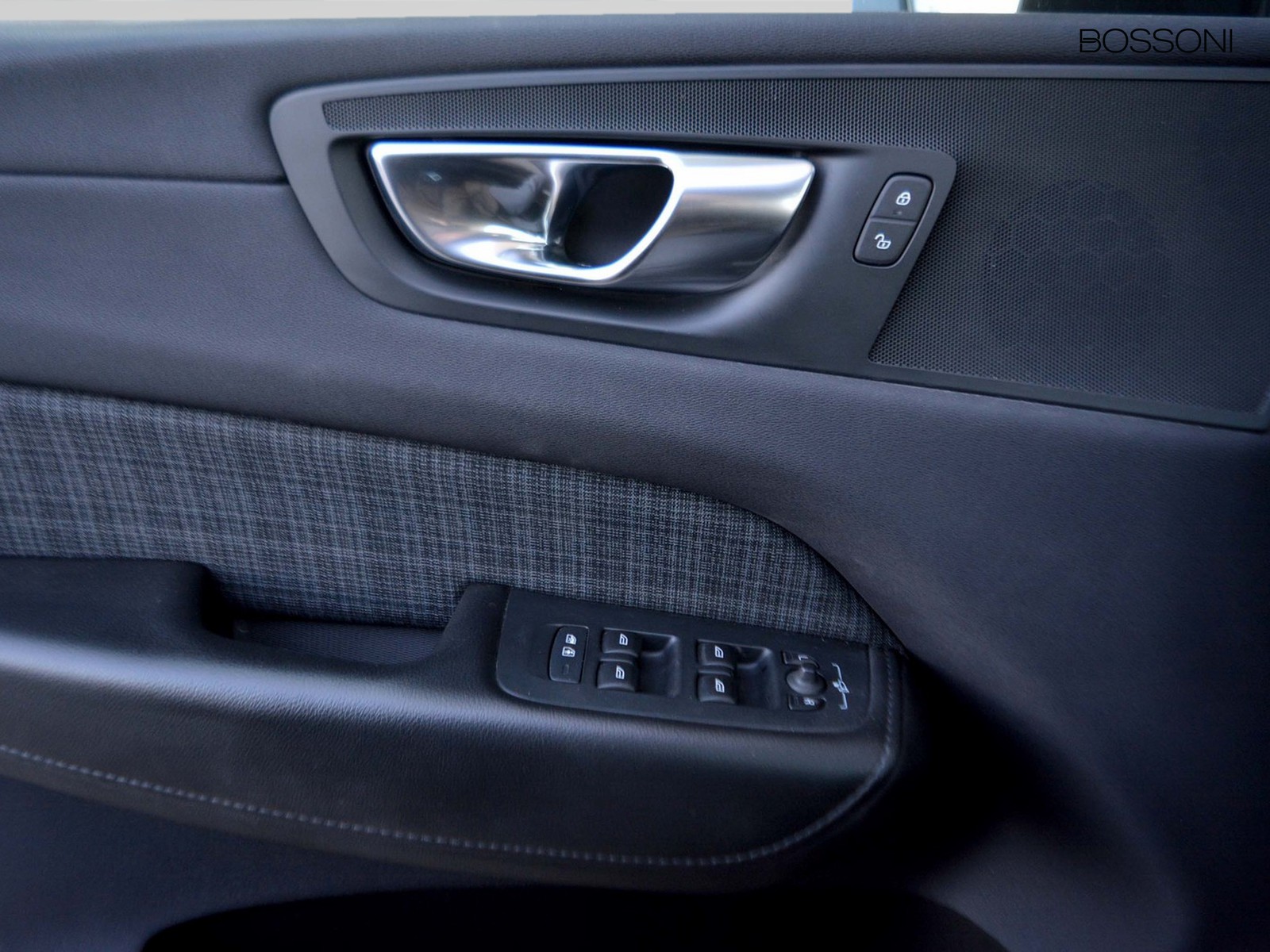 14 - Volvo XC60 2.0 b4 core automatico