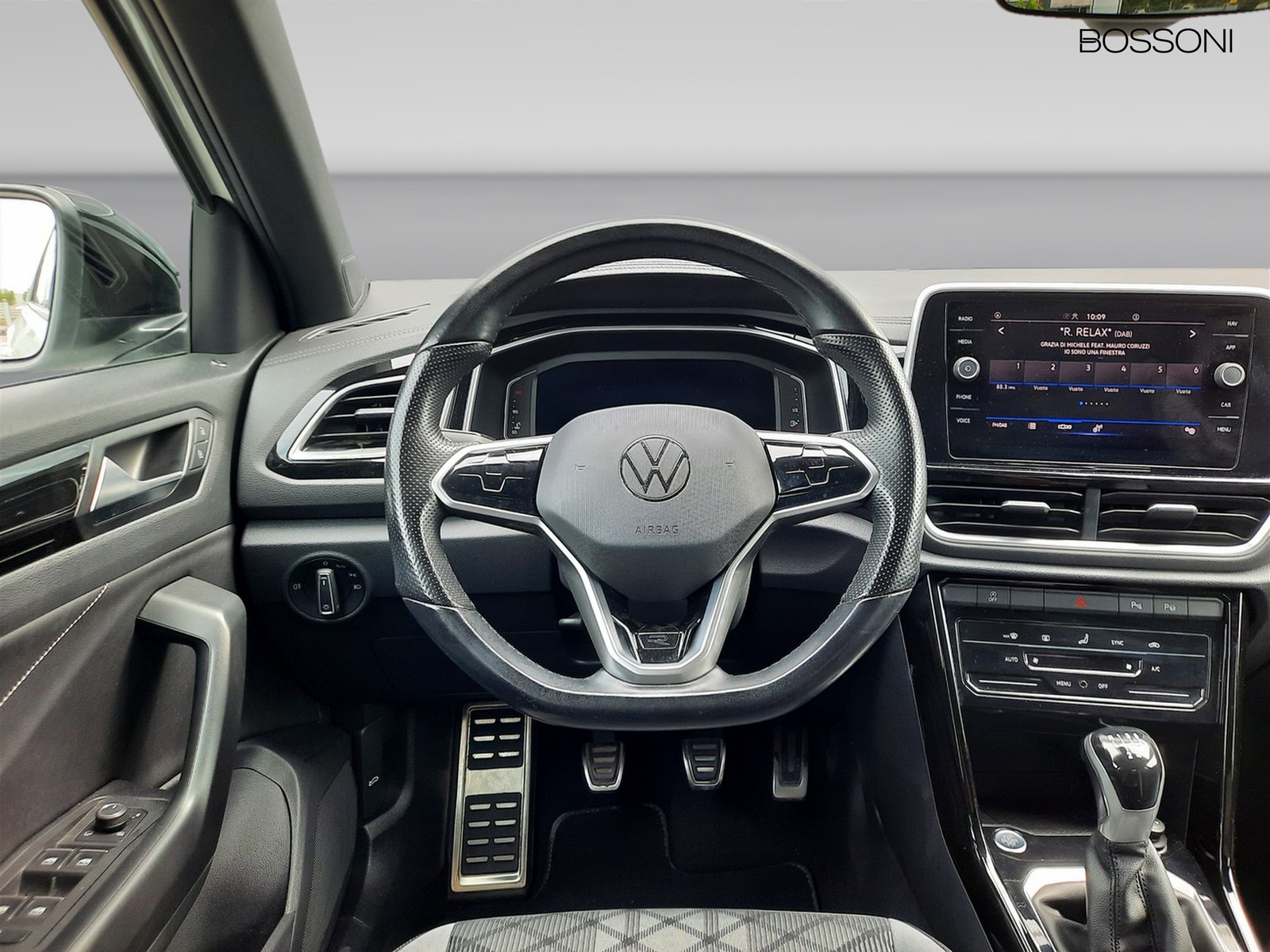 8 - Volkswagen T-Roc 1.0 tsi 110cv r line