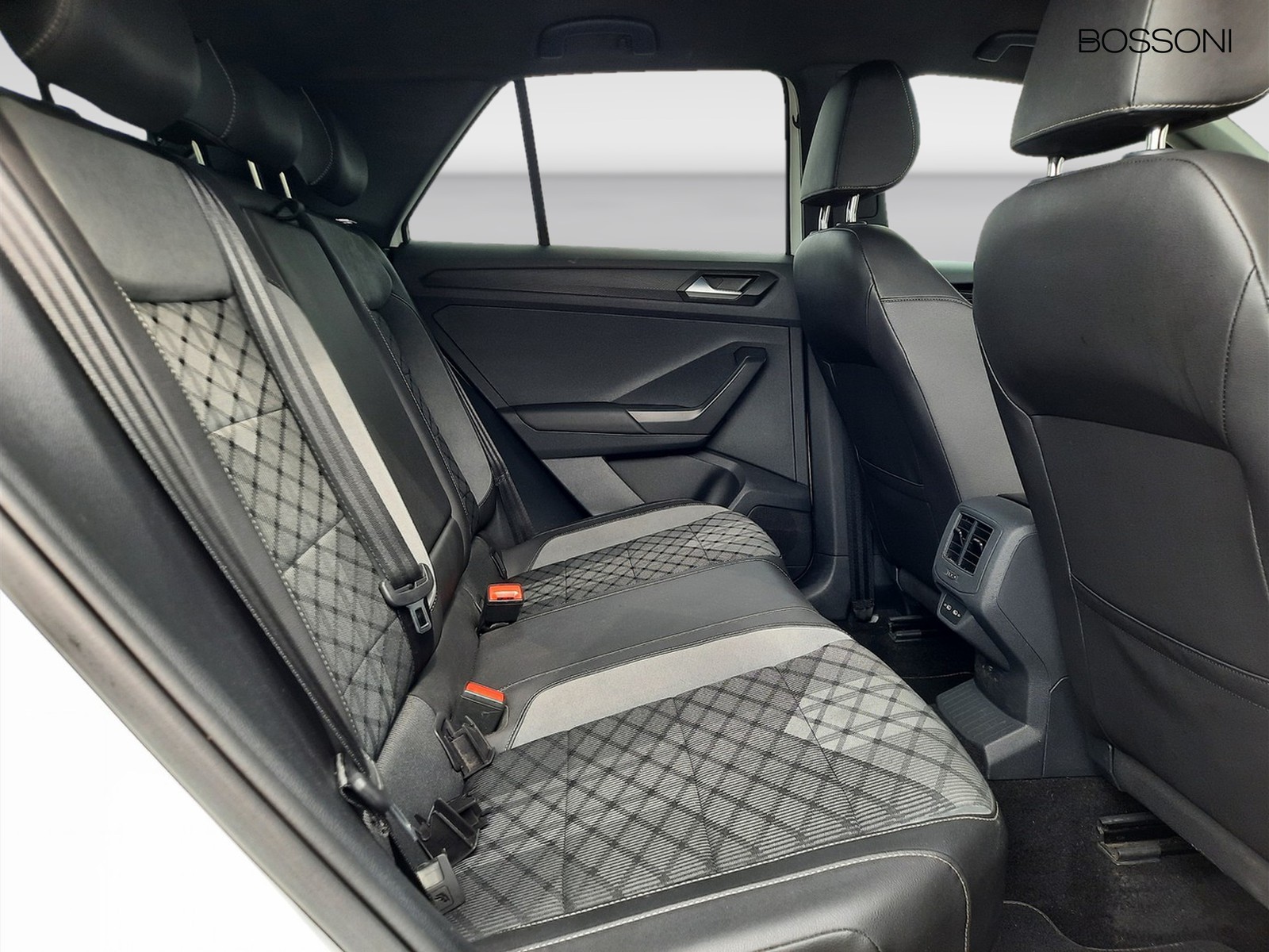 10 - Volkswagen T-Roc 1.0 tsi 110cv r line