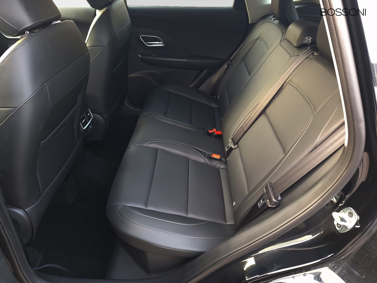 12 - Mg ZS 1.5 hybrid+ luxury auto