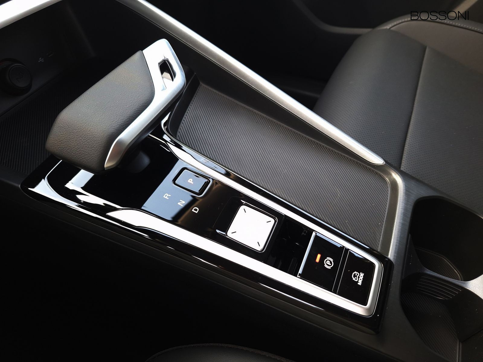 18 - Mg ZS 1.5 hybrid+ luxury auto