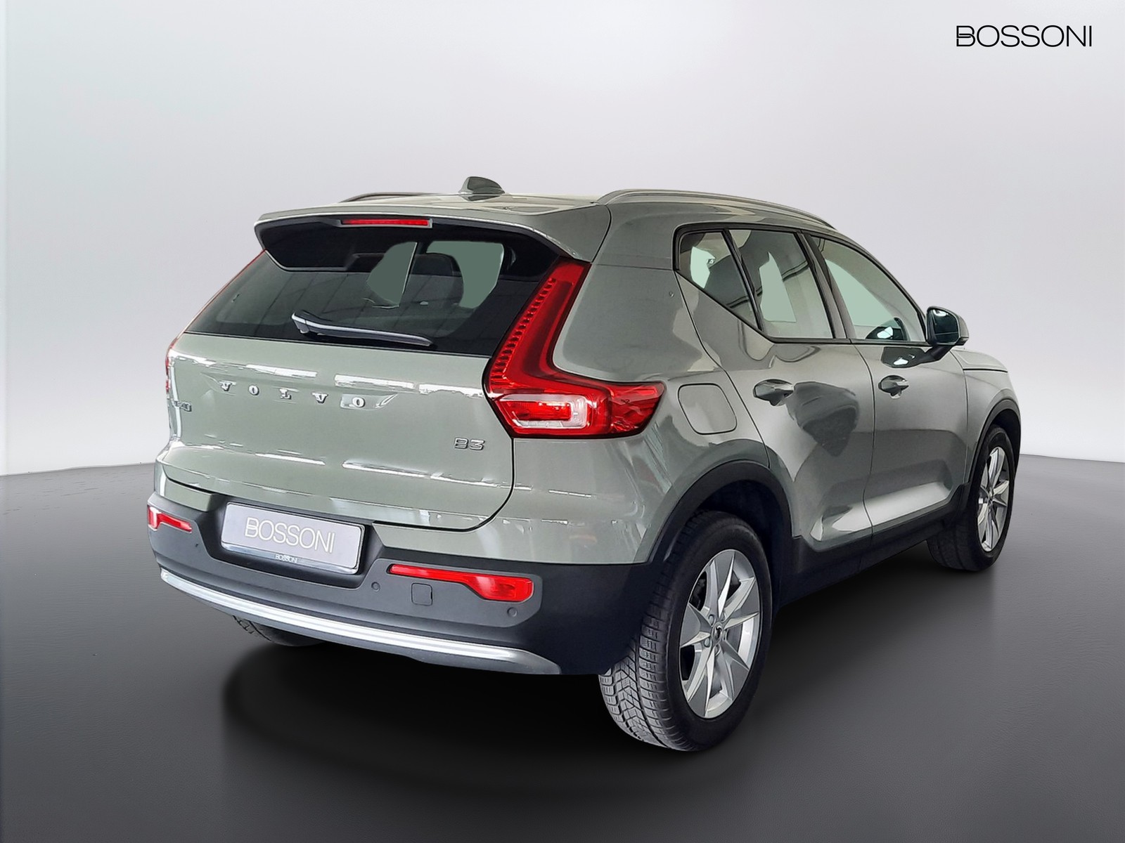 2 - Volvo XC40 2.0 b3 core automatico