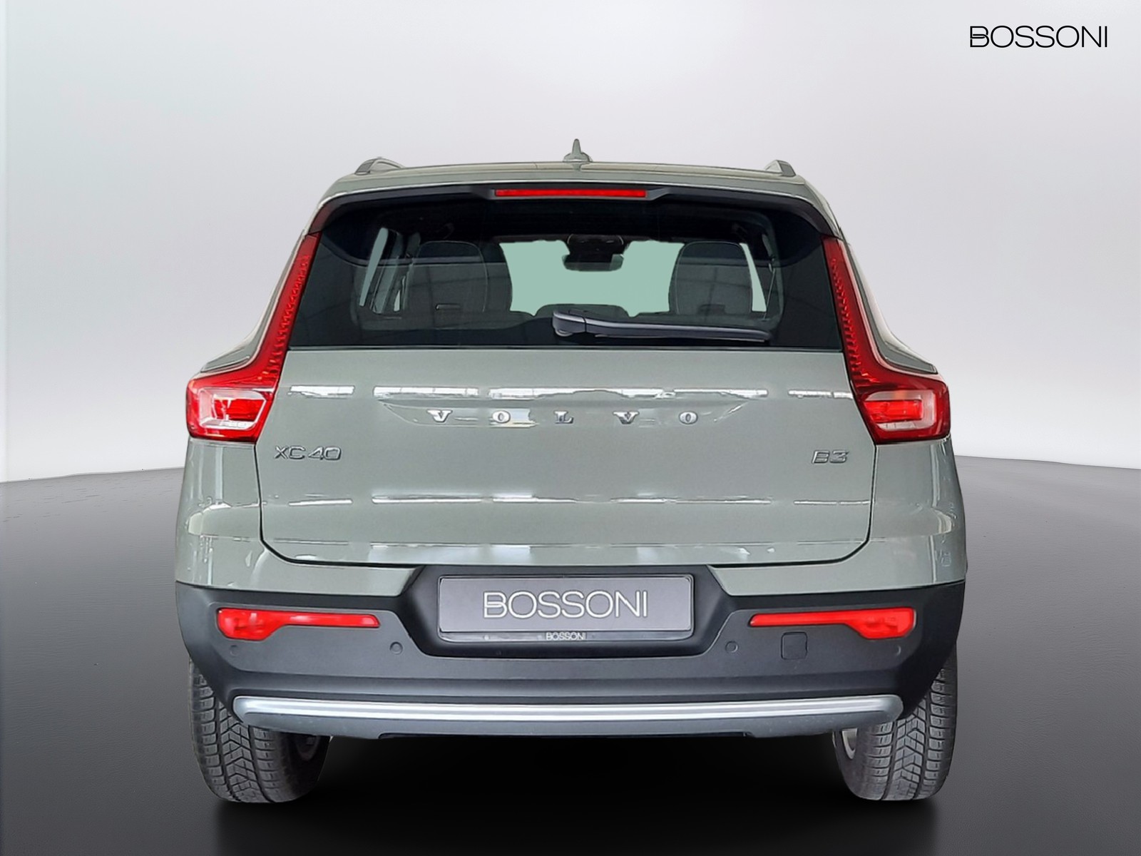 8 - Volvo XC40 2.0 b3 core automatico