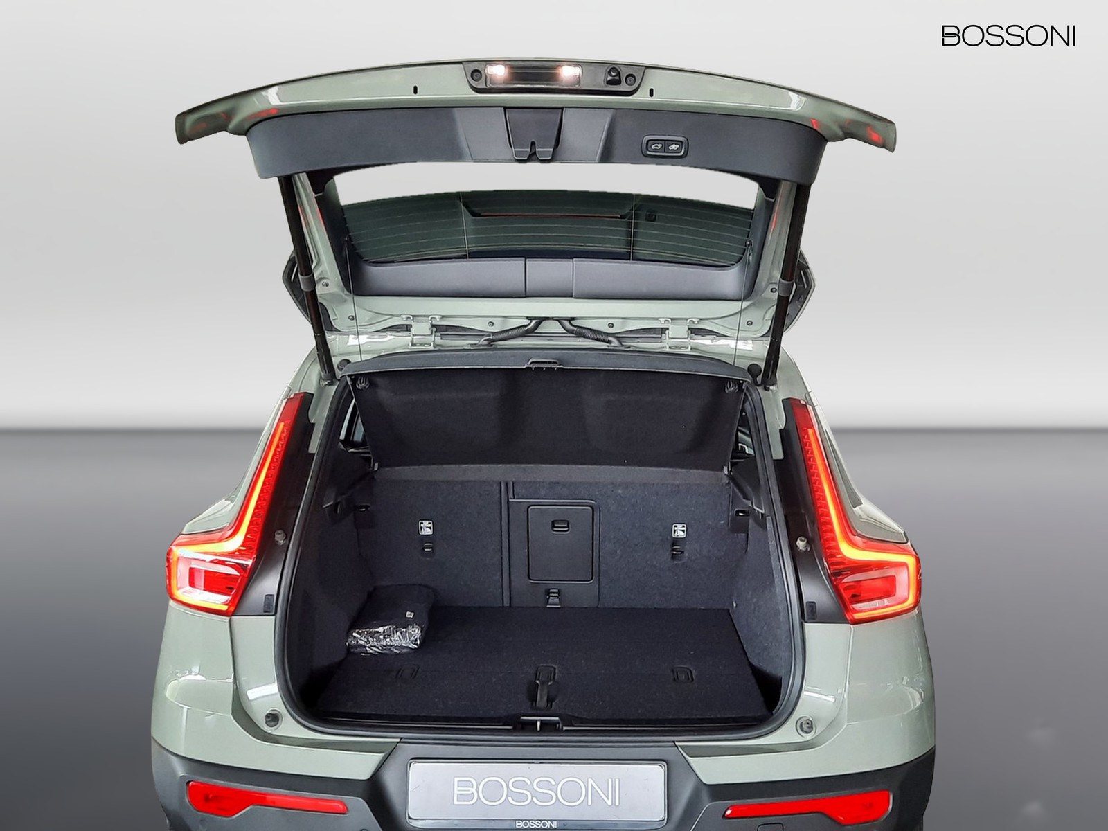 14 - Volvo XC40 2.0 b3 core automatico