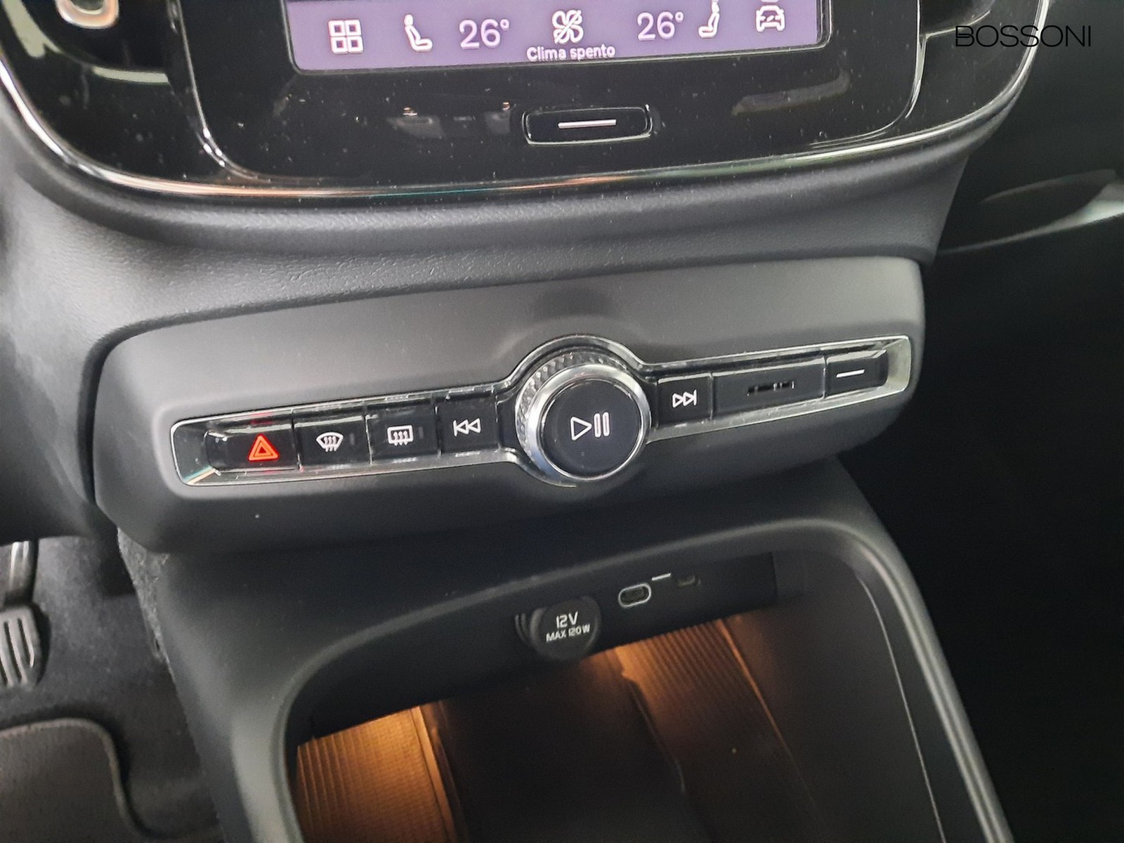 16 - Volvo XC40 2.0 b3 core automatico