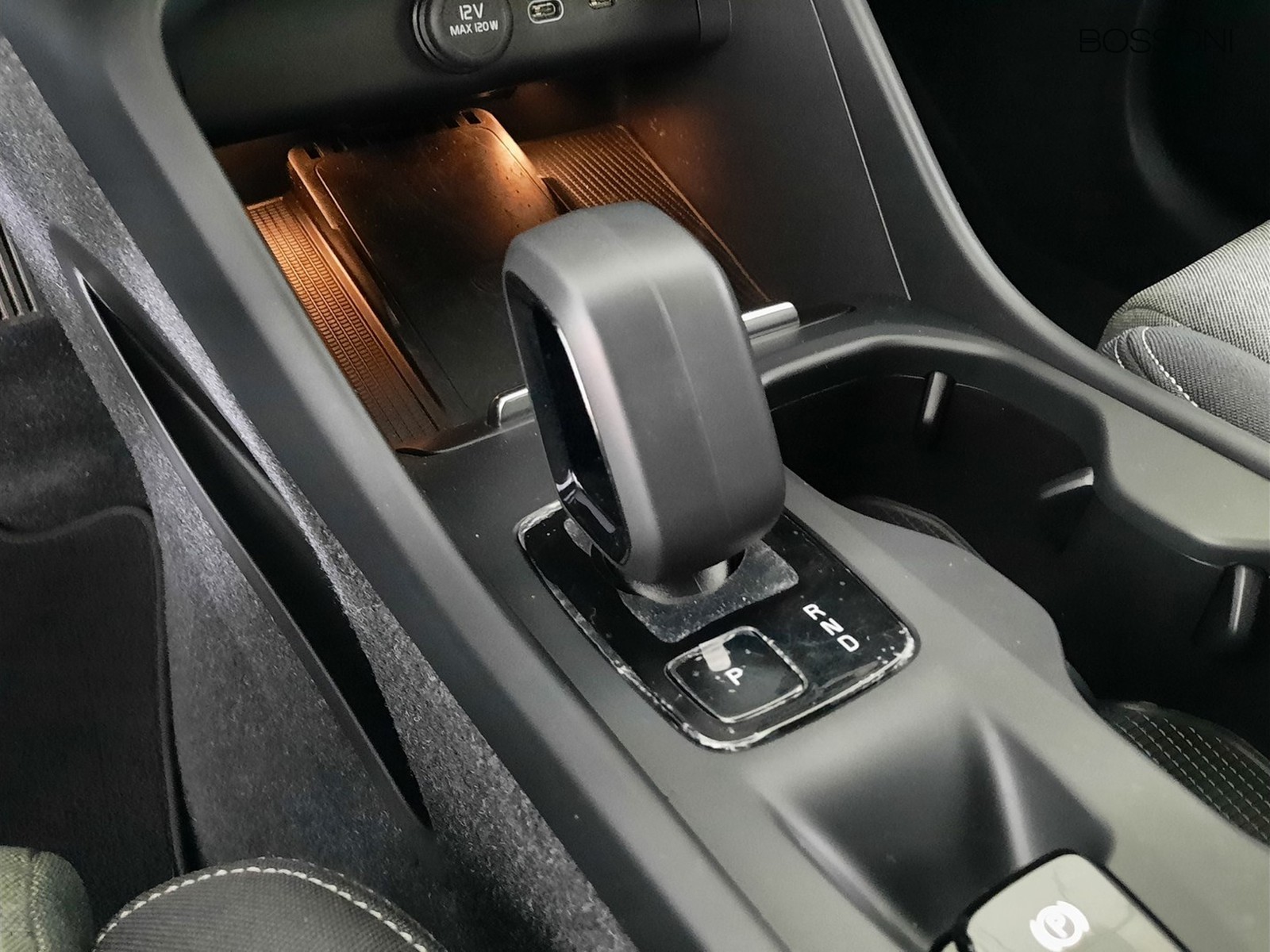 17 - Volvo XC40 2.0 b3 core automatico