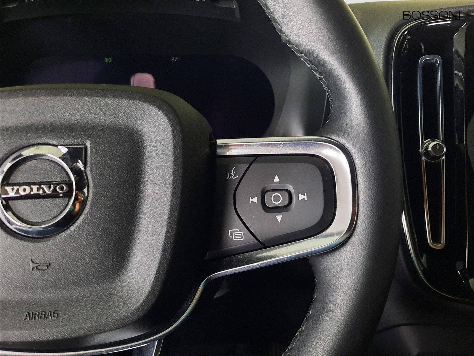 18 - Volvo XC40 2.0 b3 core automatico