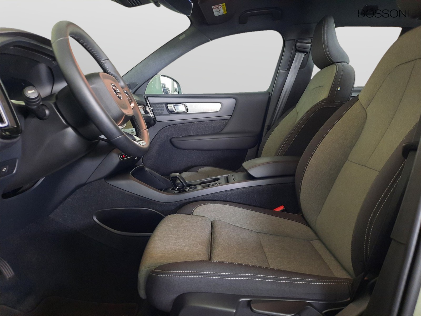 22 - Volvo XC40 2.0 b3 core automatico