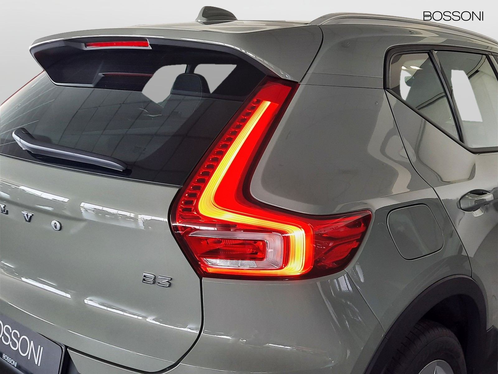 26 - Volvo XC40 2.0 b3 core automatico