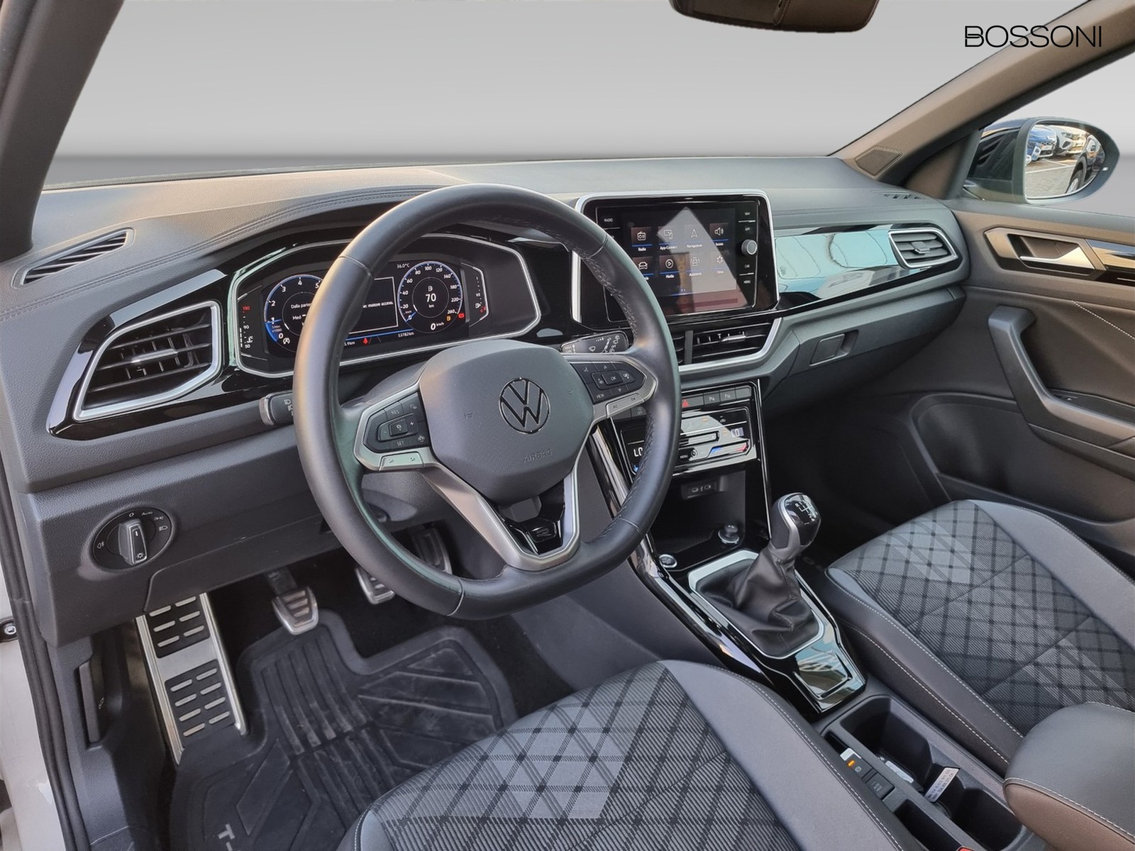6 - Volkswagen T-Roc 1.0 tsi 110cv r line