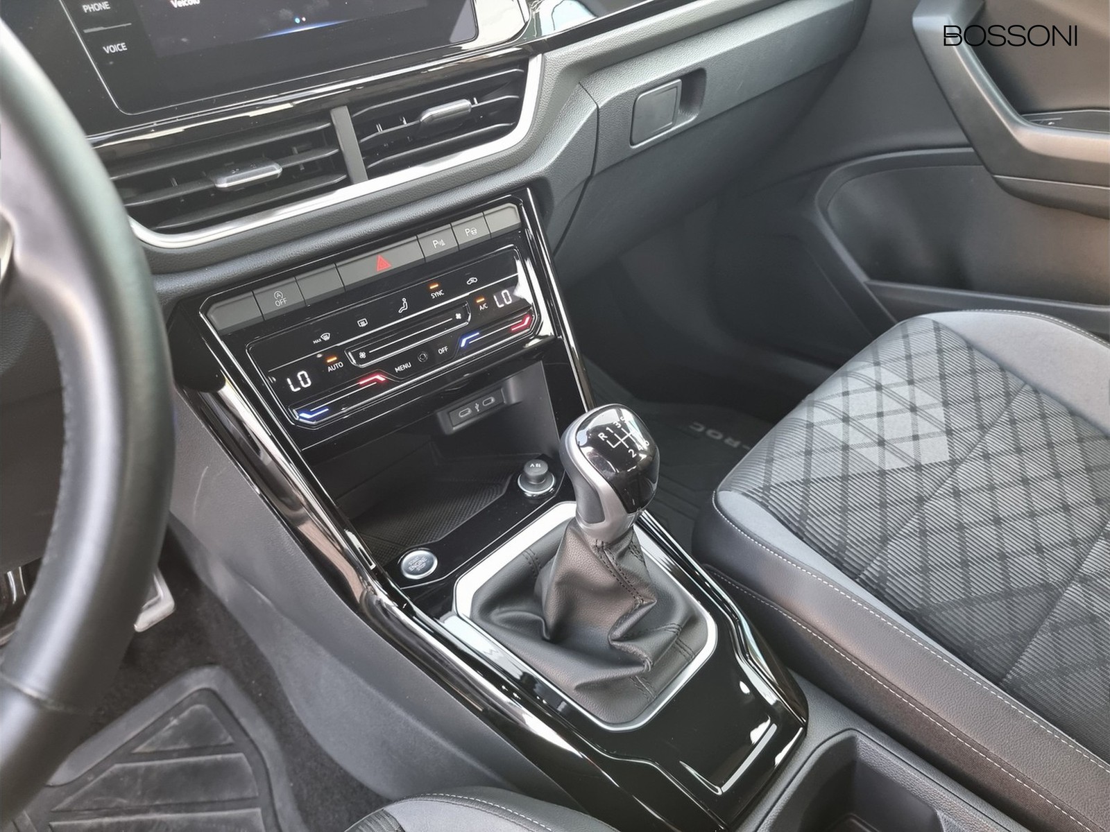 8 - Volkswagen T-Roc 1.0 tsi 110cv r line