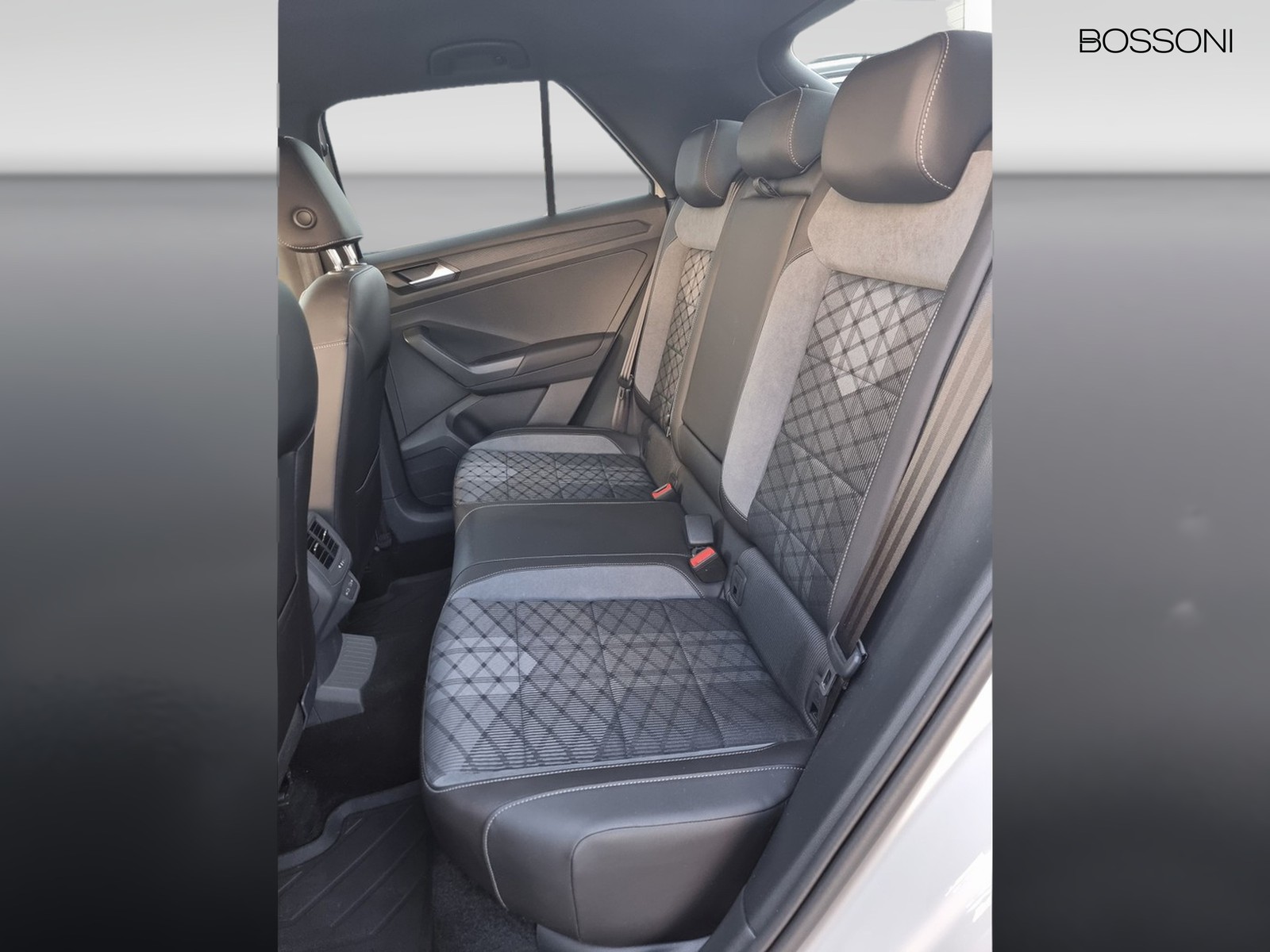9 - Volkswagen T-Roc 1.0 tsi 110cv r line