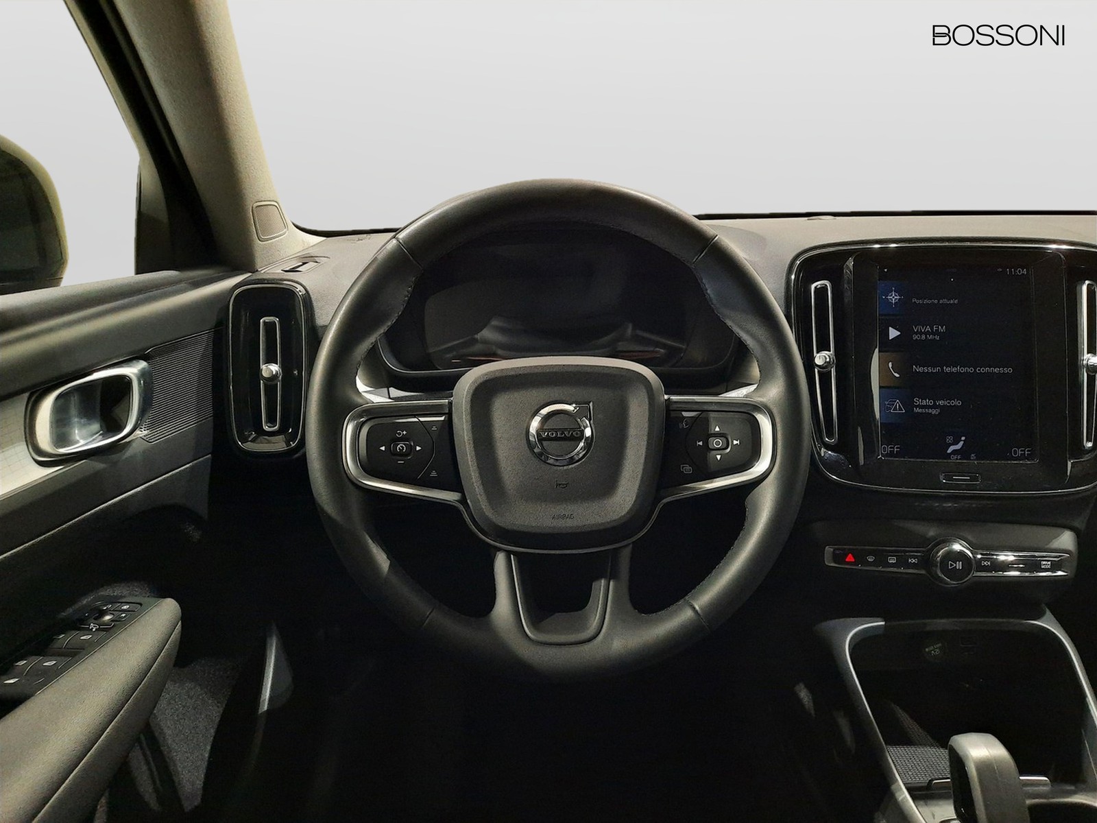 8 - Volvo XC40 2.0 b4 momentum pro awd automatico 7m