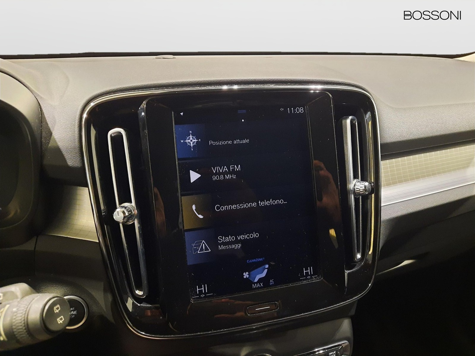 11 - Volvo XC40 2.0 b4 momentum pro awd automatico 7m