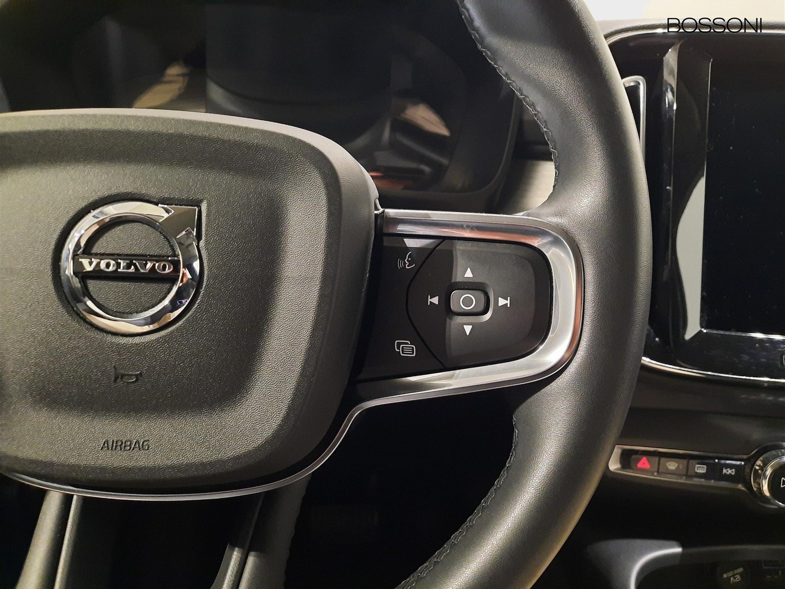15 - Volvo XC40 2.0 b4 momentum pro awd automatico 7m