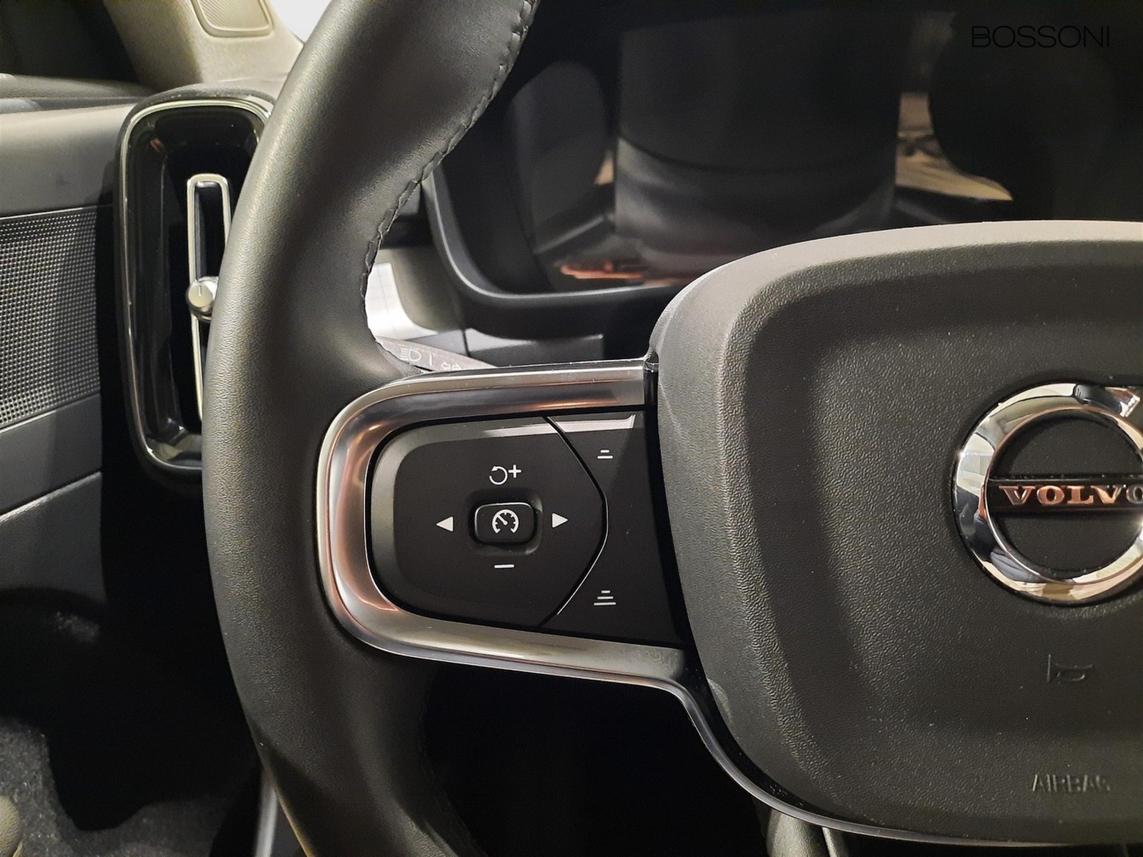 16 - Volvo XC40 2.0 b4 momentum pro awd automatico 7m