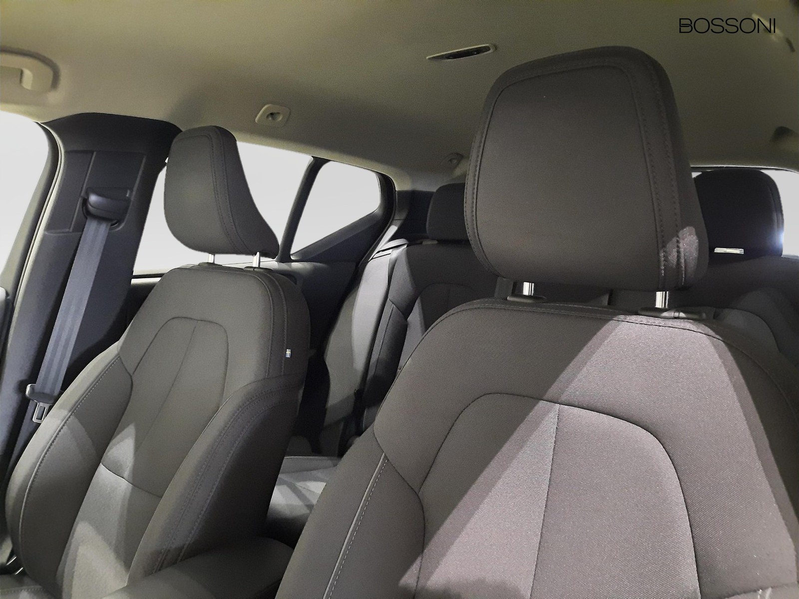 17 - Volvo XC40 2.0 b4 momentum pro awd automatico 7m