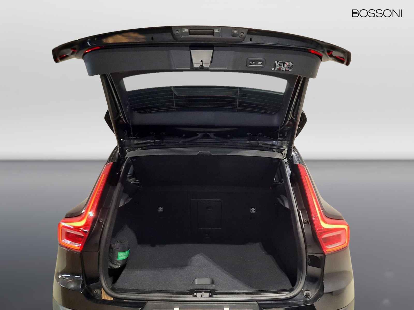 18 - Volvo XC40 2.0 b4 momentum pro awd automatico 7m