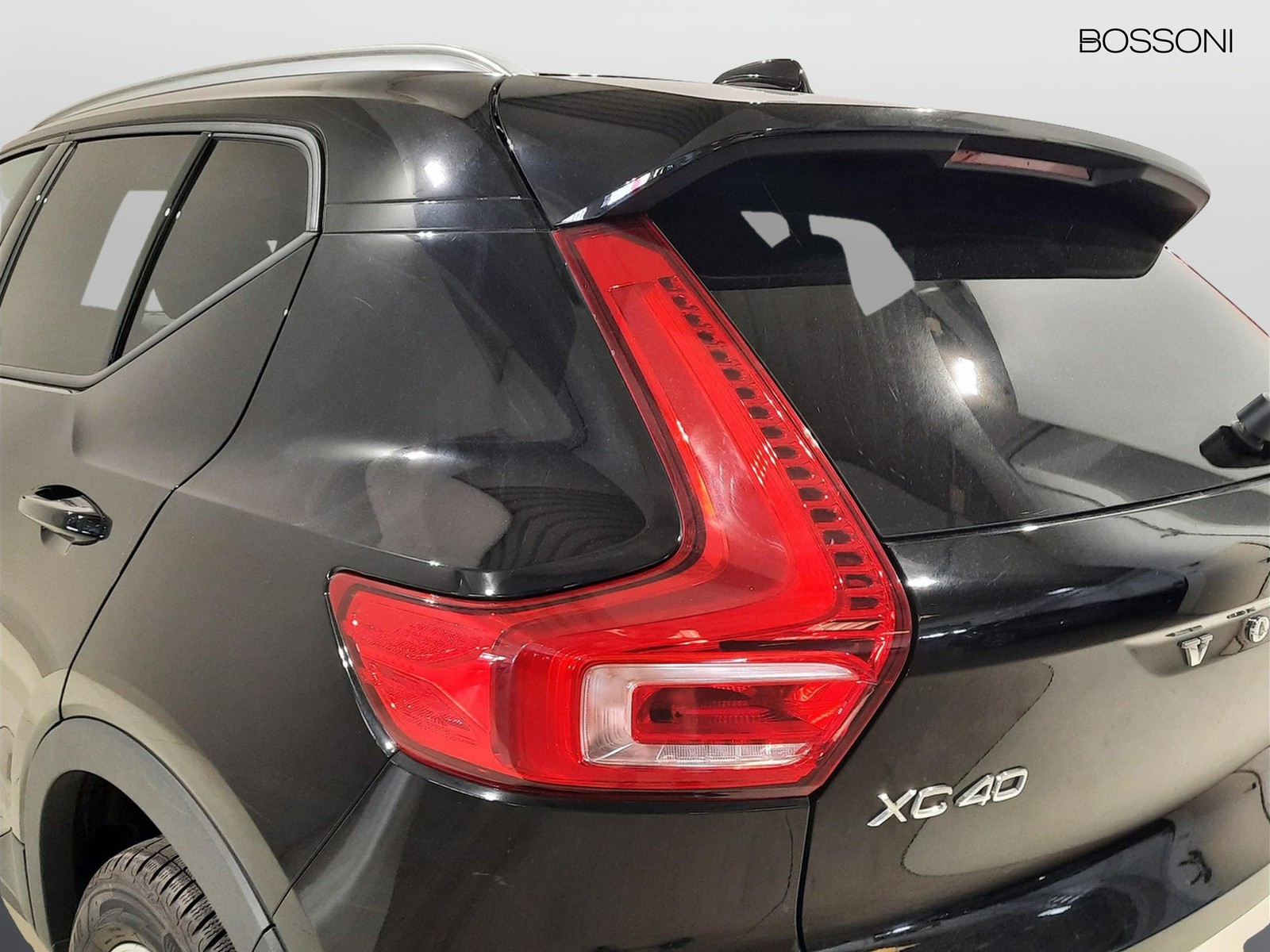 24 - Volvo XC40 2.0 b4 momentum pro awd automatico 7m