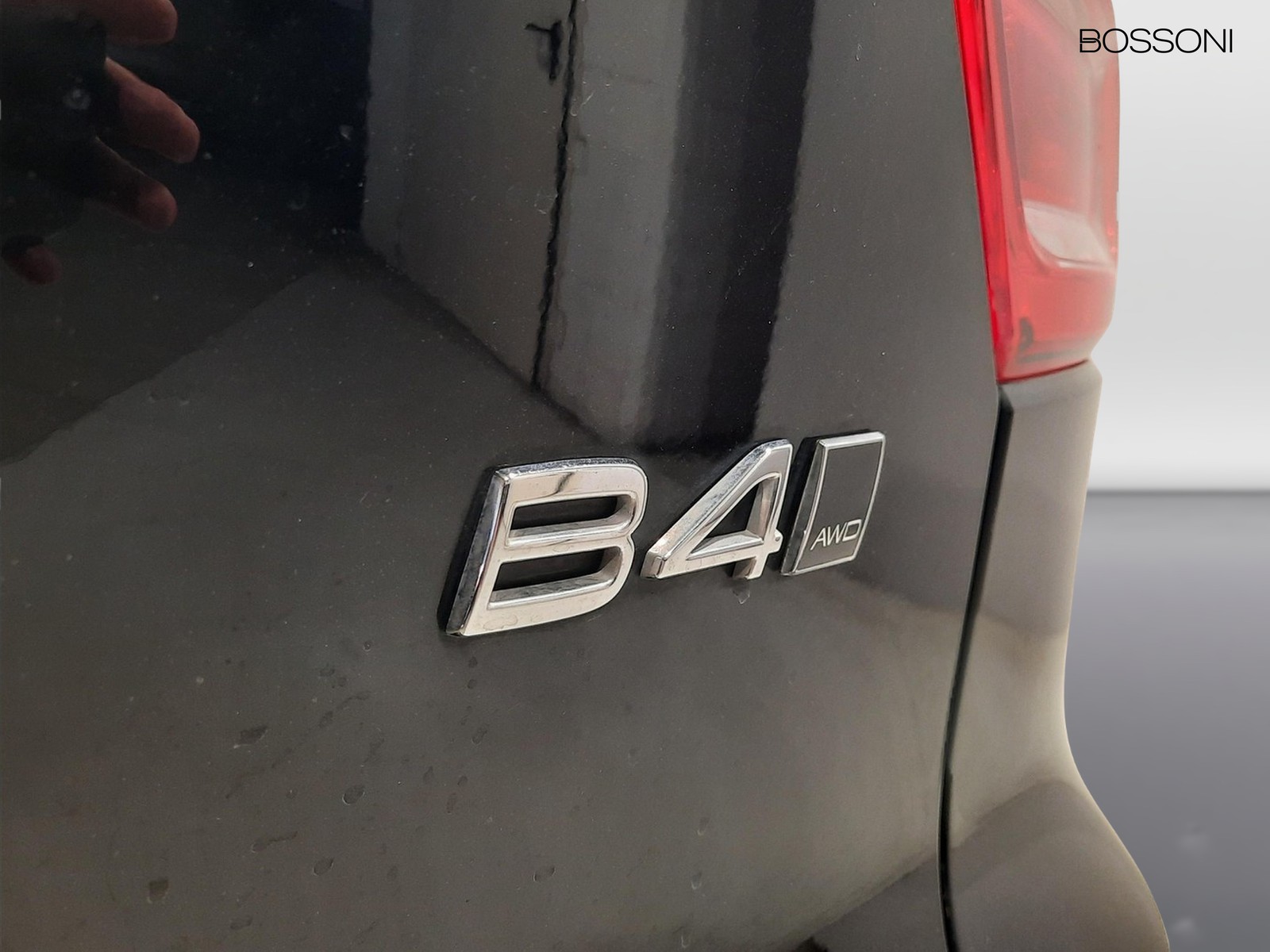 27 - Volvo XC40 2.0 b4 momentum pro awd automatico 7m