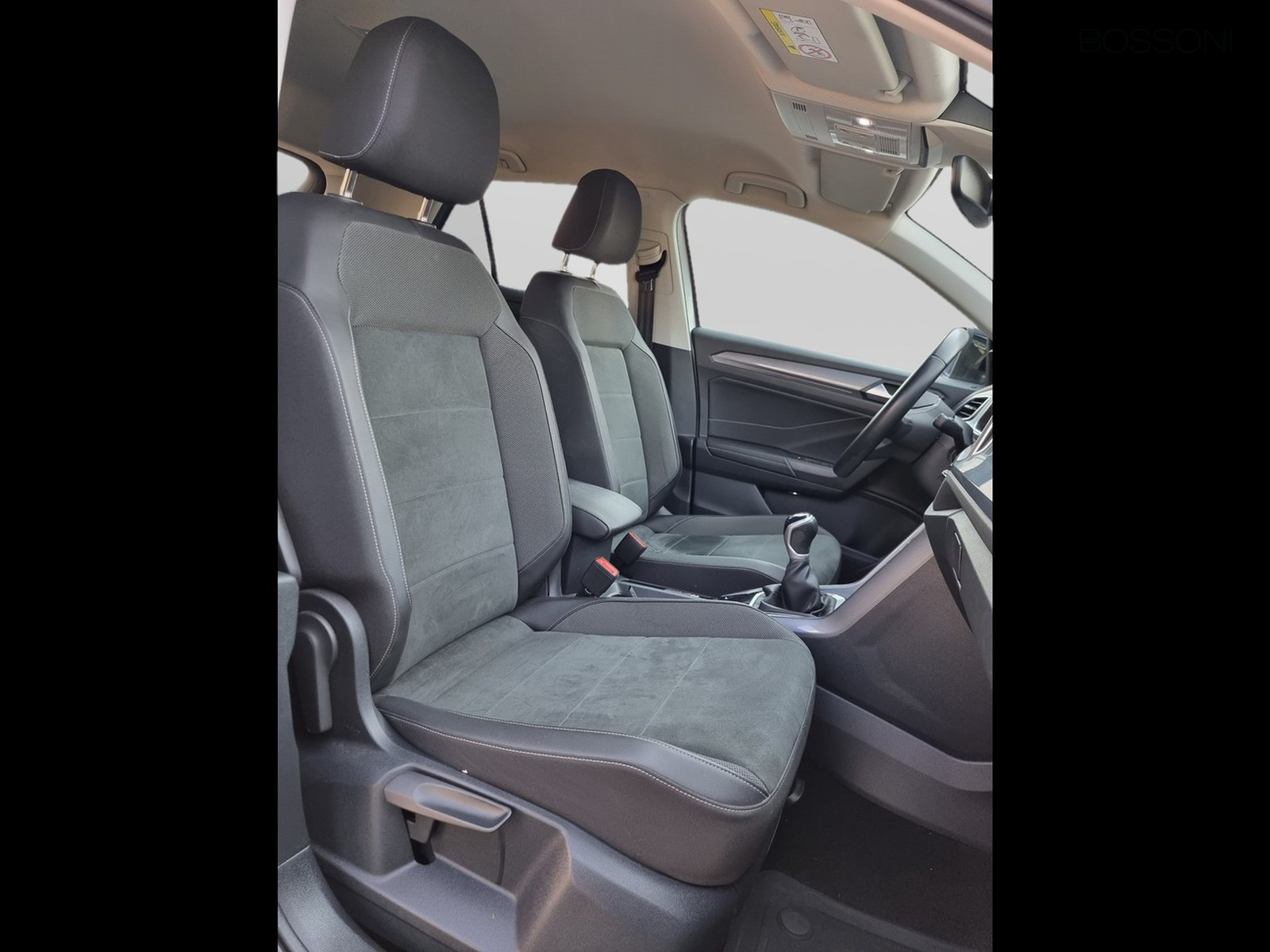 12 - Volkswagen T-Roc 1.0 tsi 110cv style
