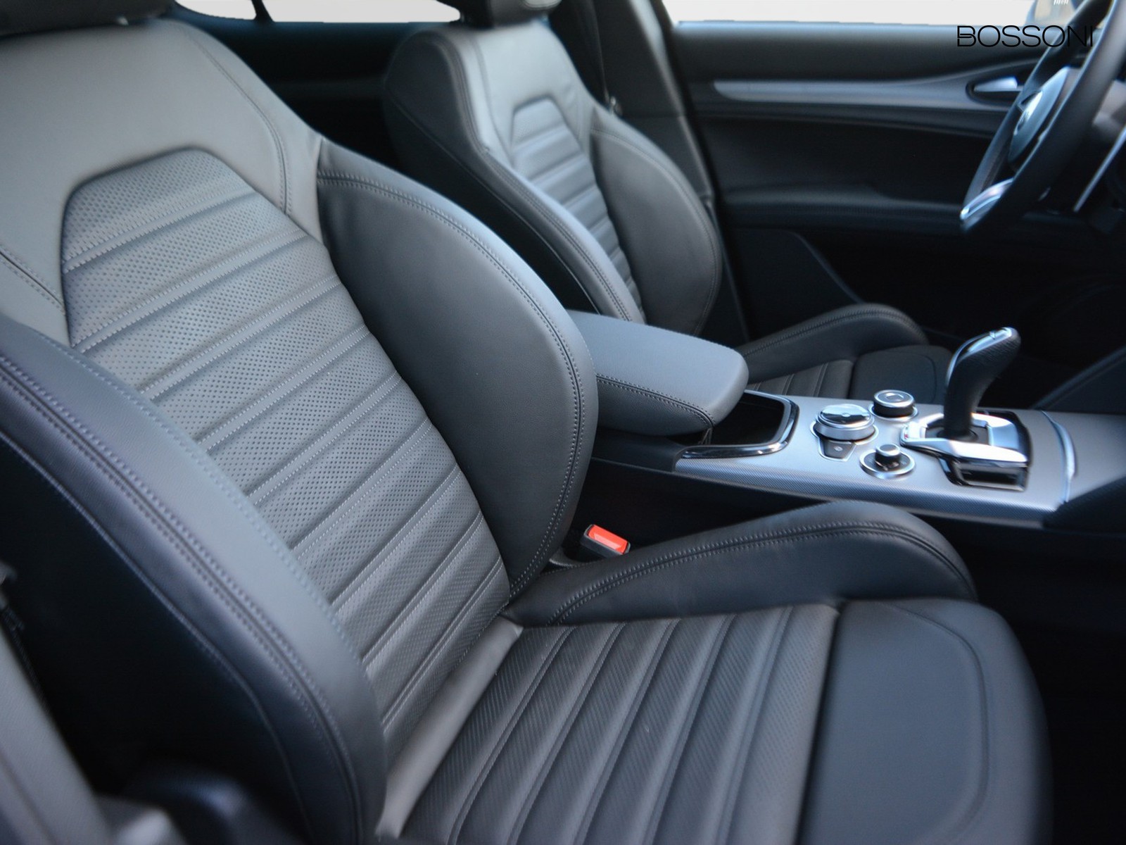 5 - Alfa Romeo Stelvio 2.2 turbo 210cv veloce q4 at8