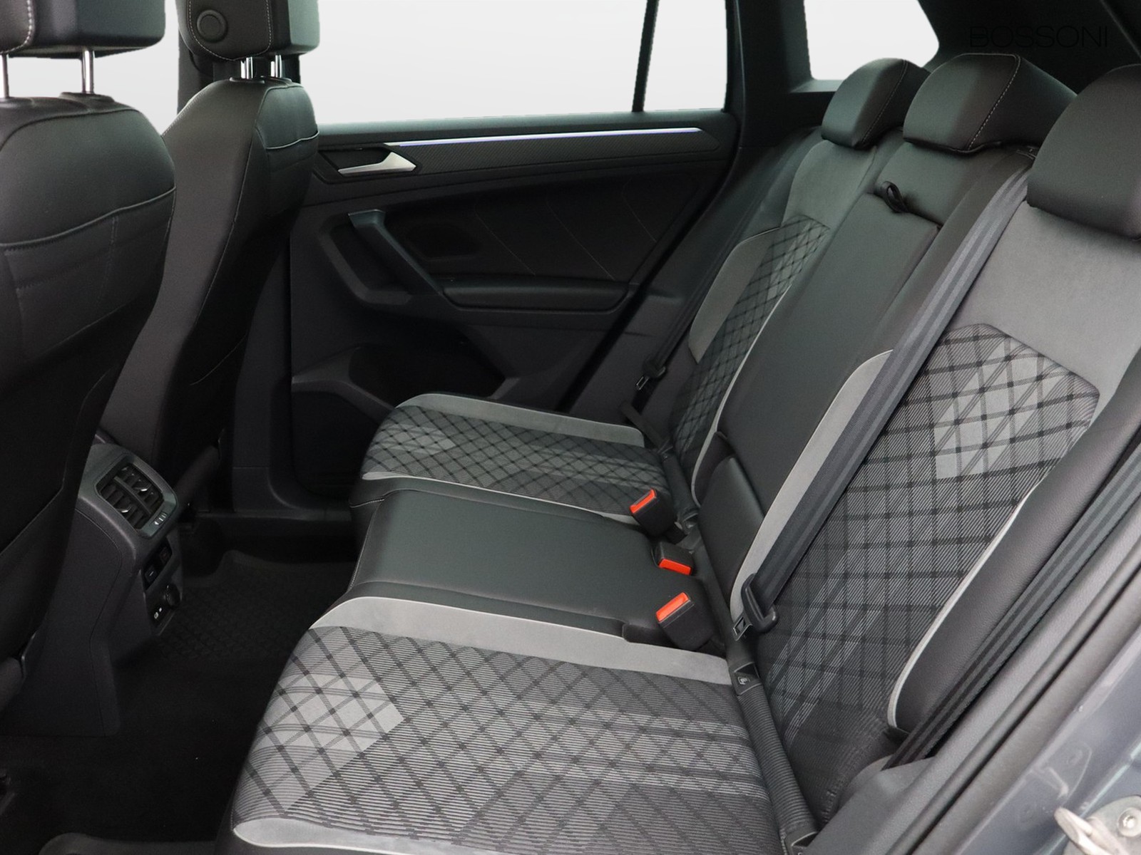 8 - Volkswagen Tiguan 2.0 tdi scr 150cv r-line dsg