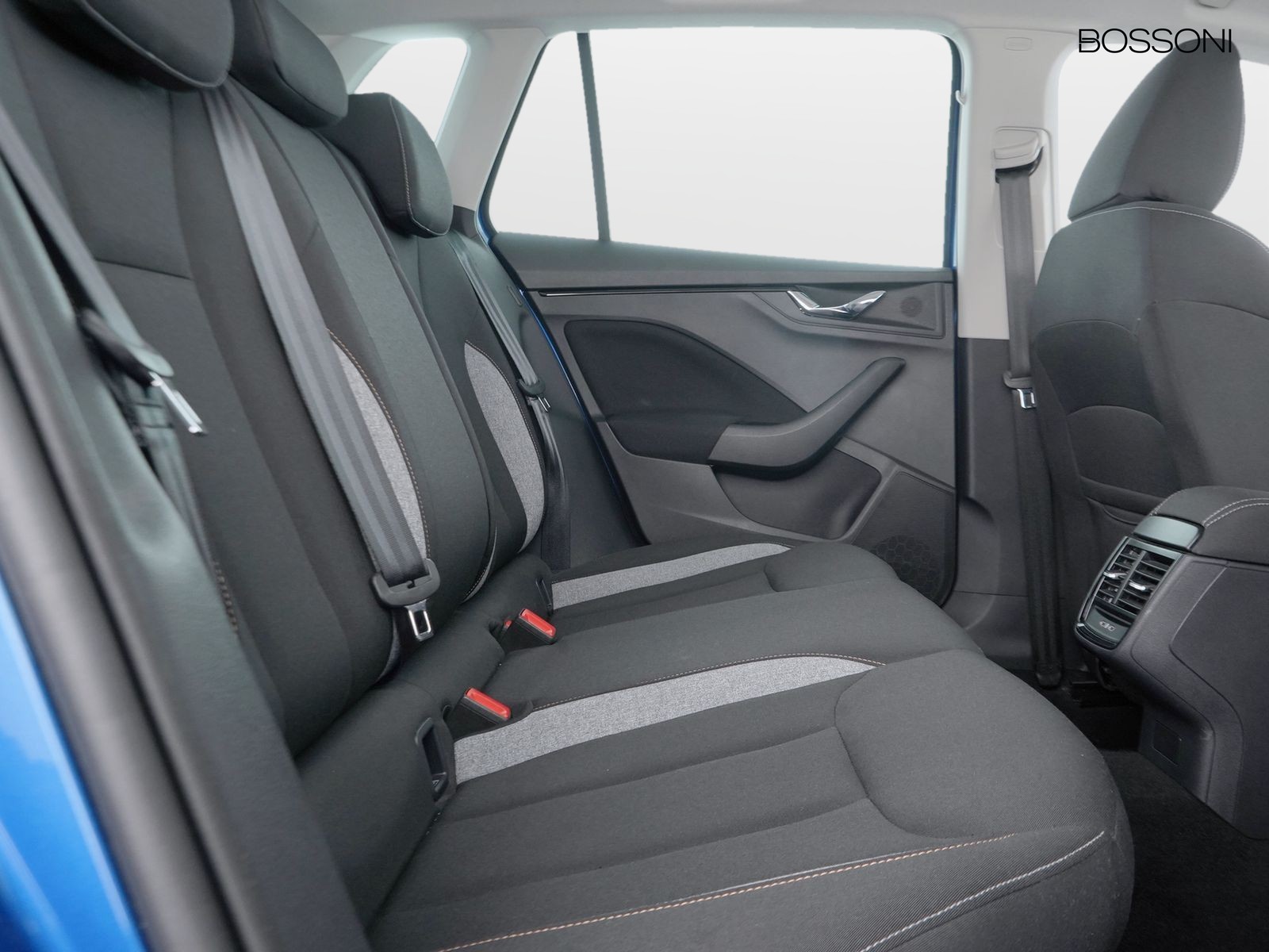 9 - Skoda Kamiq 1.0 tsi 115cv black dots dsg