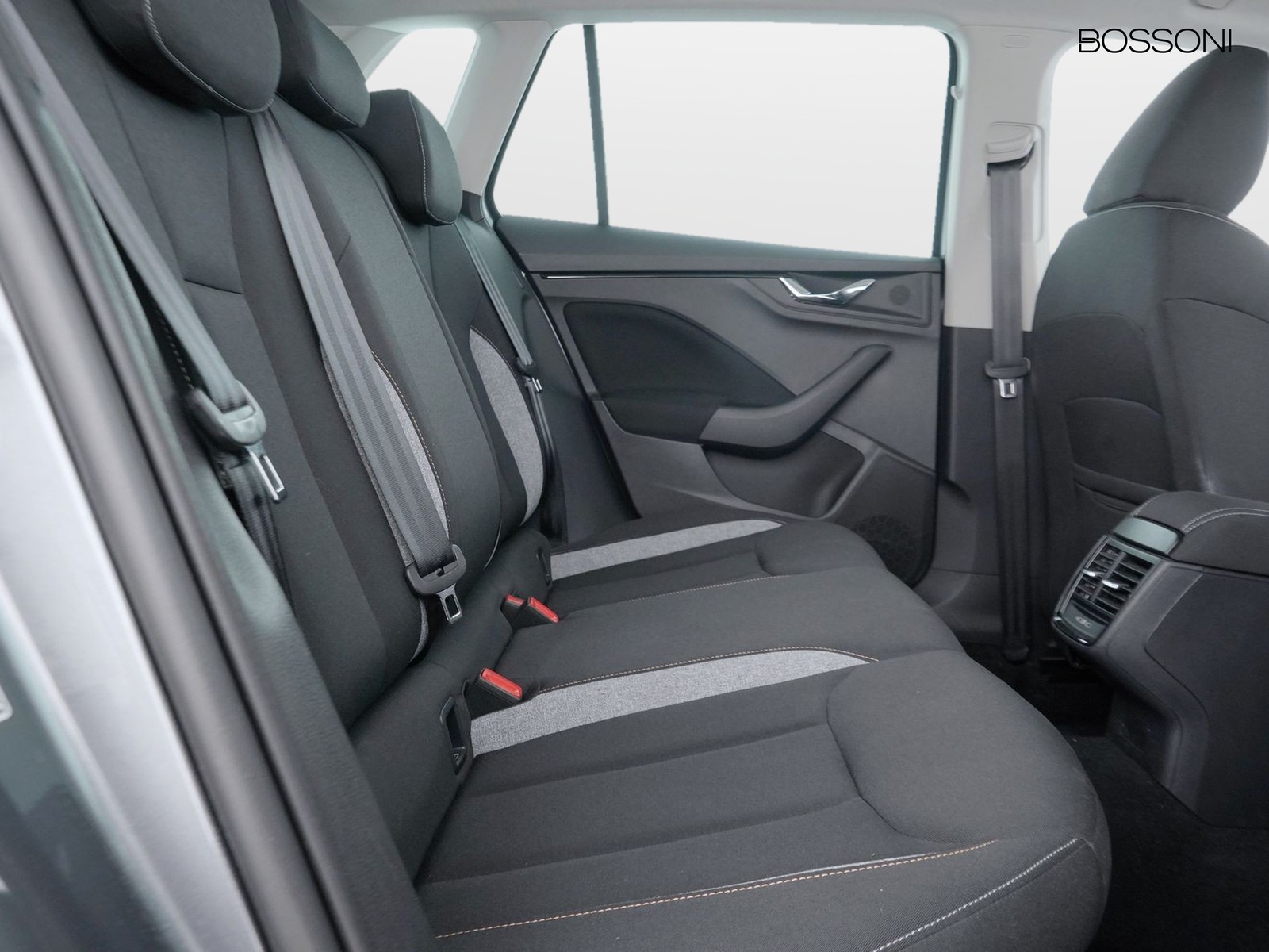 9 - Skoda Kamiq 1.0 tsi 115cv black dots dsg