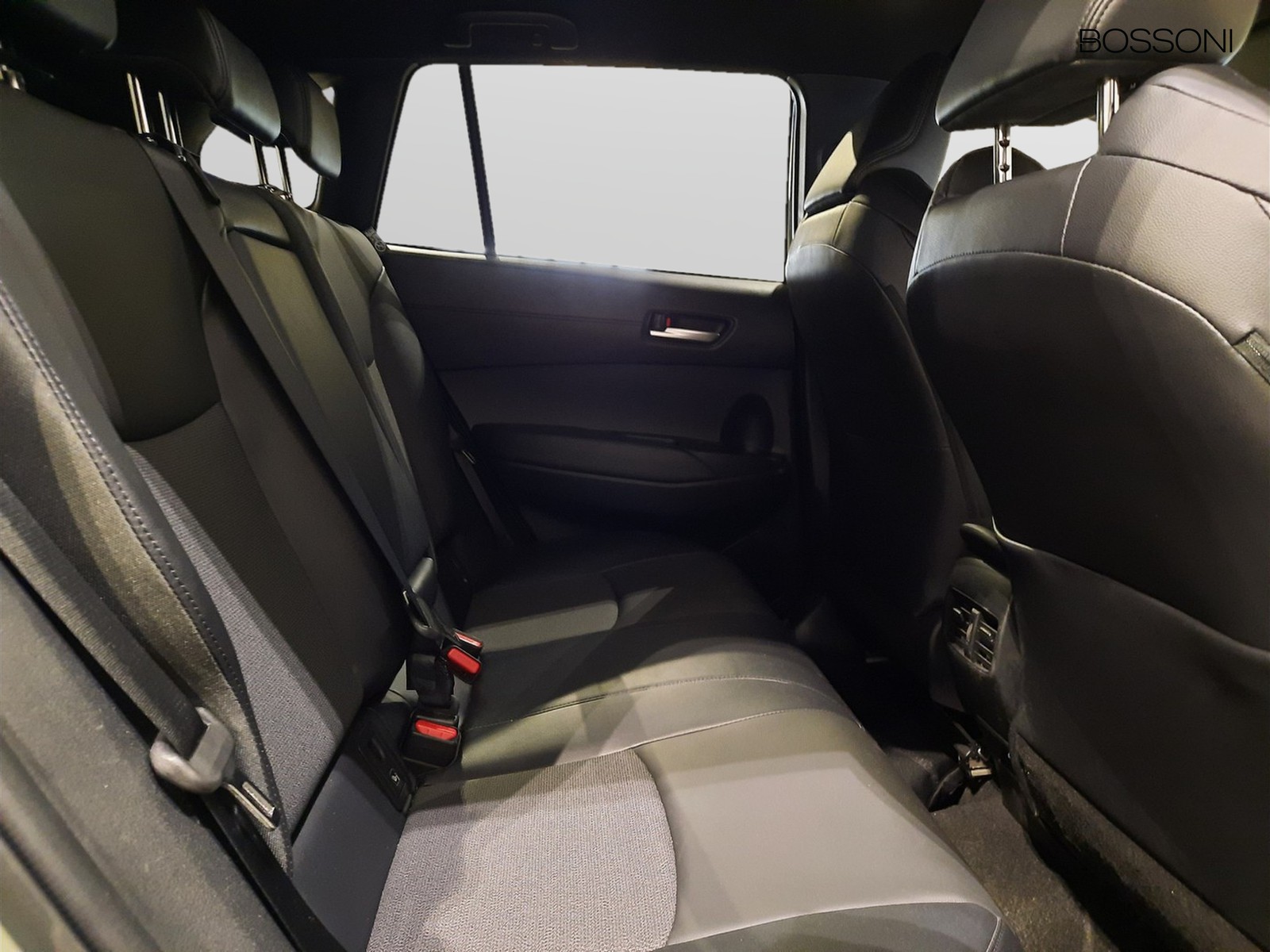 15 - Toyota Corolla Cross 1.8 hybrid 200 premium awd-i e-cvt