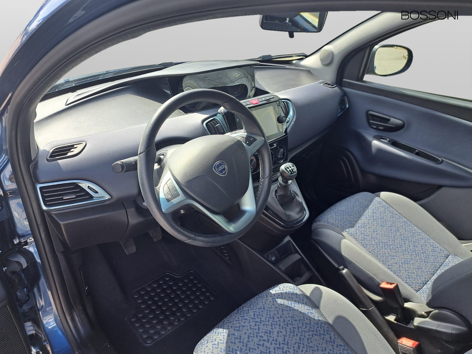 6 - Lancia Ypsilon 1.0 firefly hybrid 70cv gold s&s