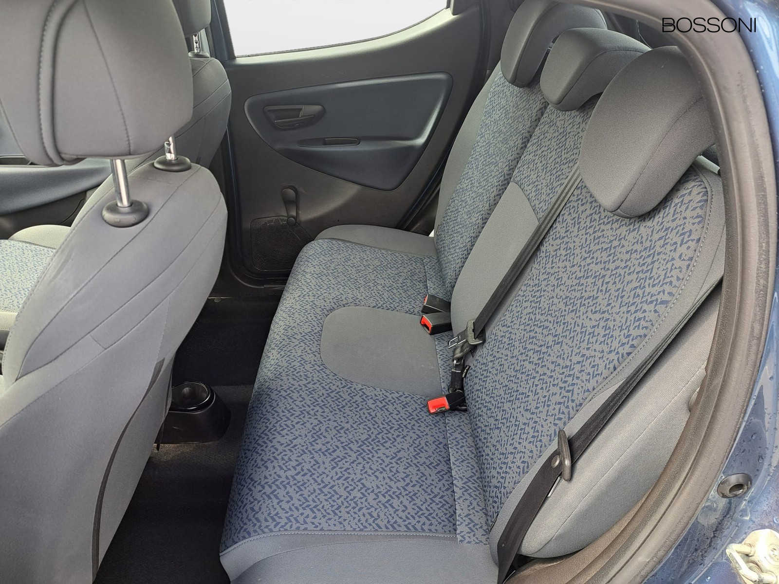8 - Lancia Ypsilon 1.0 firefly hybrid 70cv gold s&s