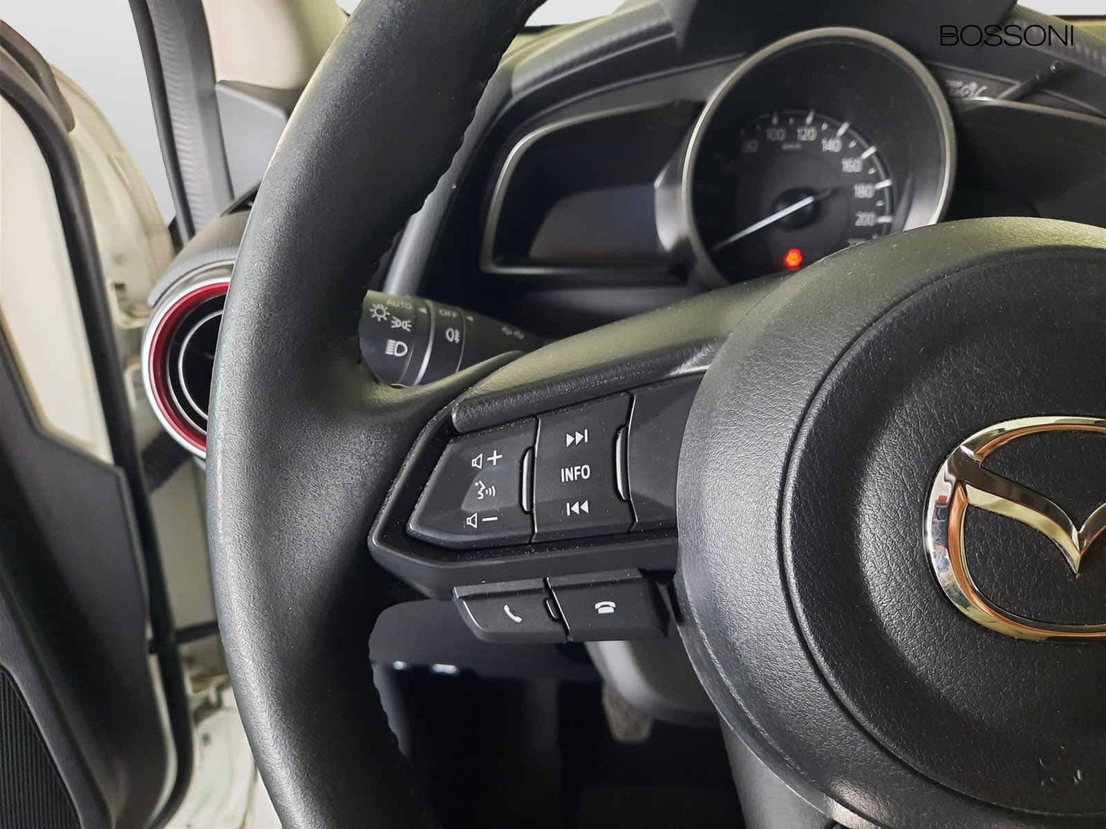 17 - Mazda 2 1.5 e-skyactiv g m hybrid 90cv homura