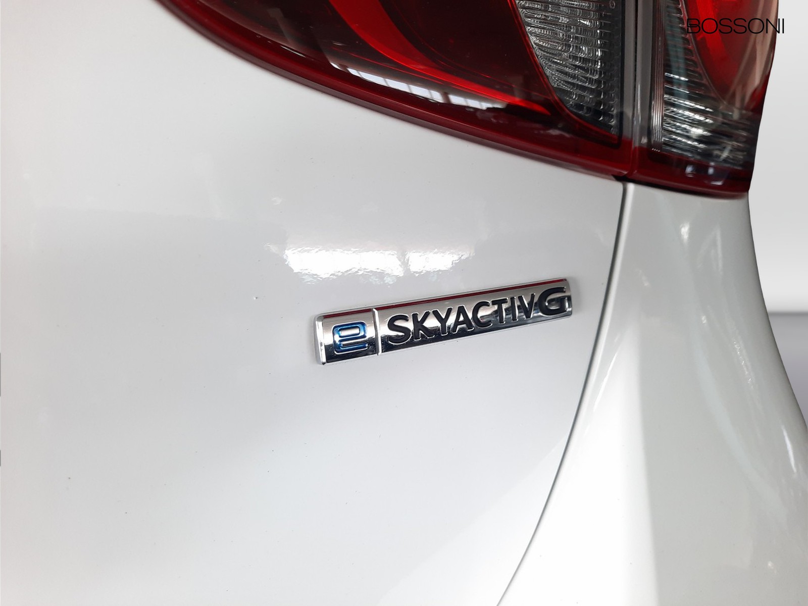 27 - Mazda 2 1.5 e-skyactiv g m hybrid 90cv homura