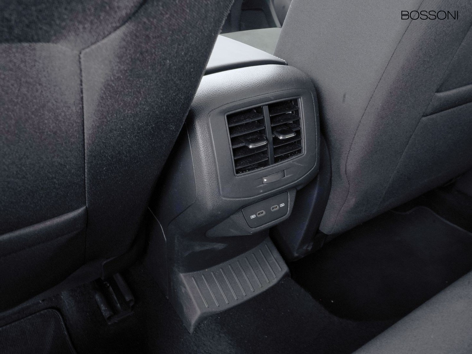 27 - Volkswagen T-Roc 1.5 tsi act style dsg