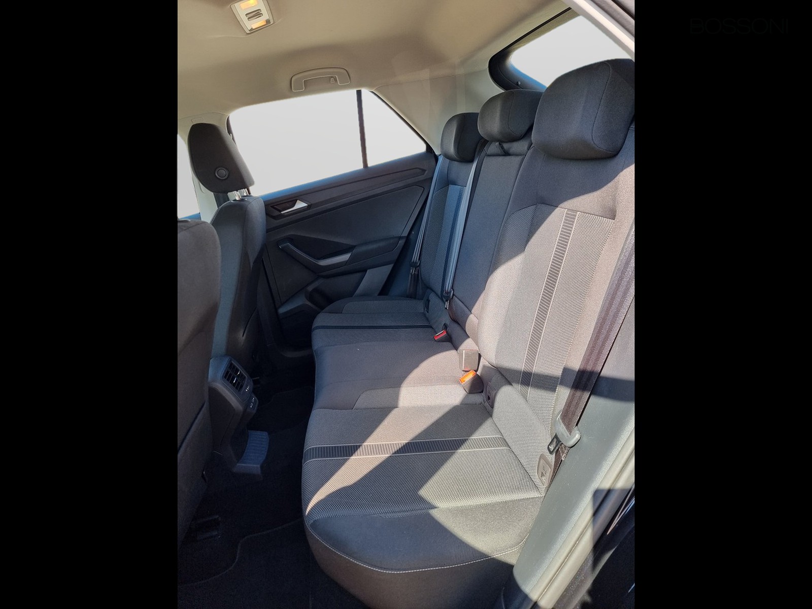8 - Volkswagen T-Roc 2.0 tdi scr 115cv life