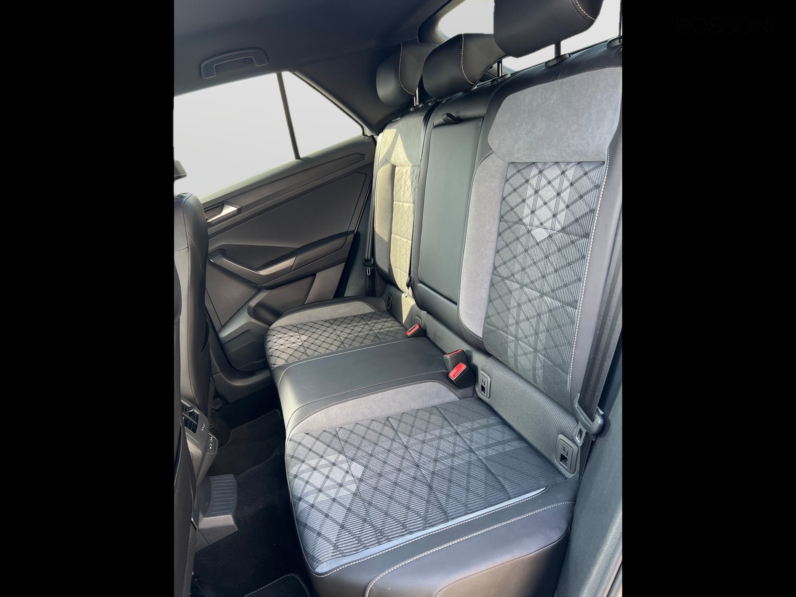 10 - Volkswagen T-Roc 1.5 tsi act r line dsg