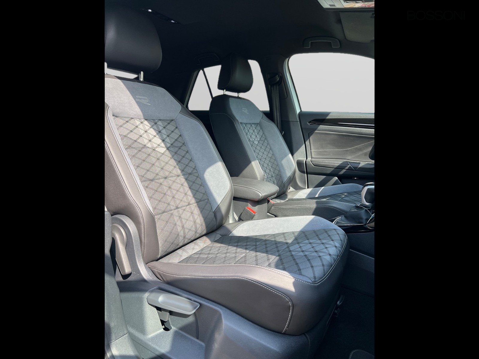 11 - Volkswagen T-Roc 1.5 tsi act r line dsg