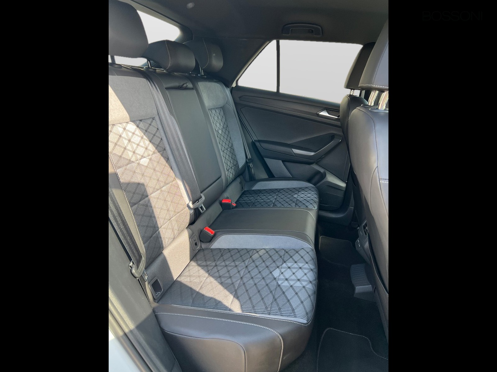 12 - Volkswagen T-Roc 1.5 tsi act r line dsg