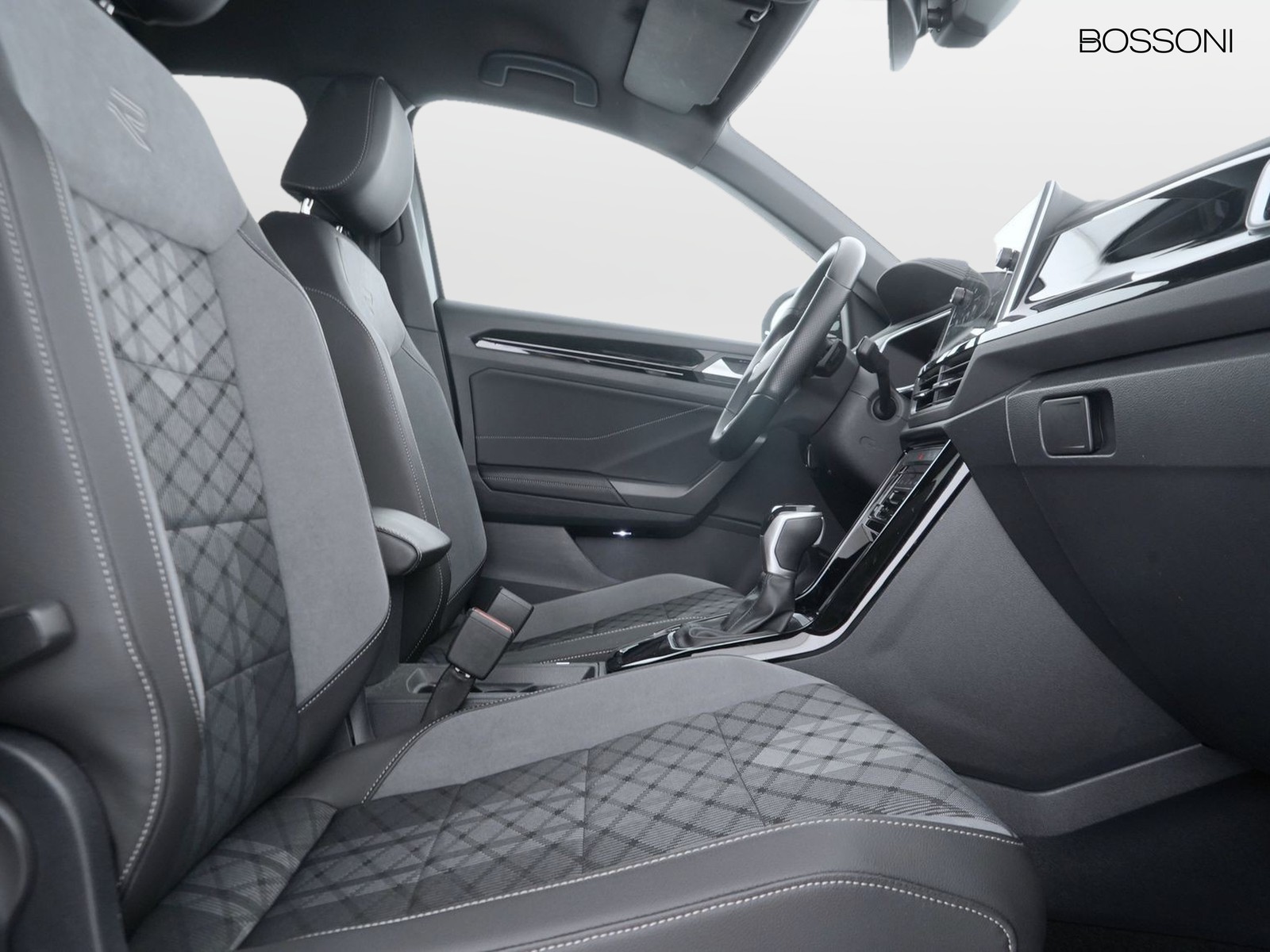 8 - Volkswagen T-Roc 1.5 tsi act r line dsg