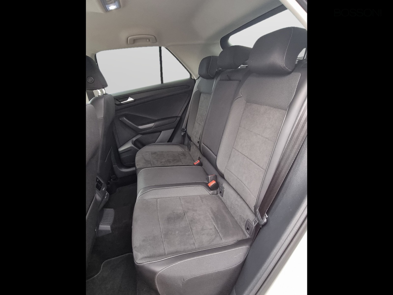 9 - Volkswagen T-Roc 1.0 tsi 110cv style