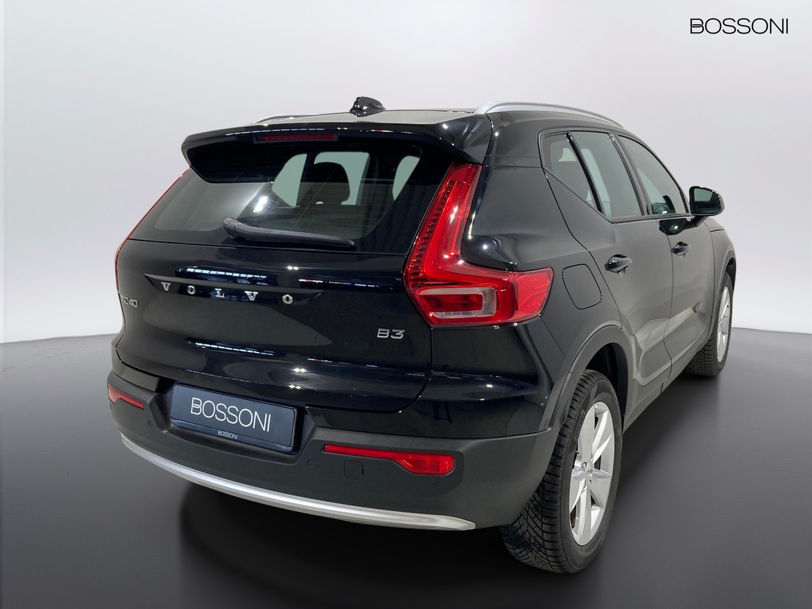 2 - Volvo XC40 2.0 b3 core automatico