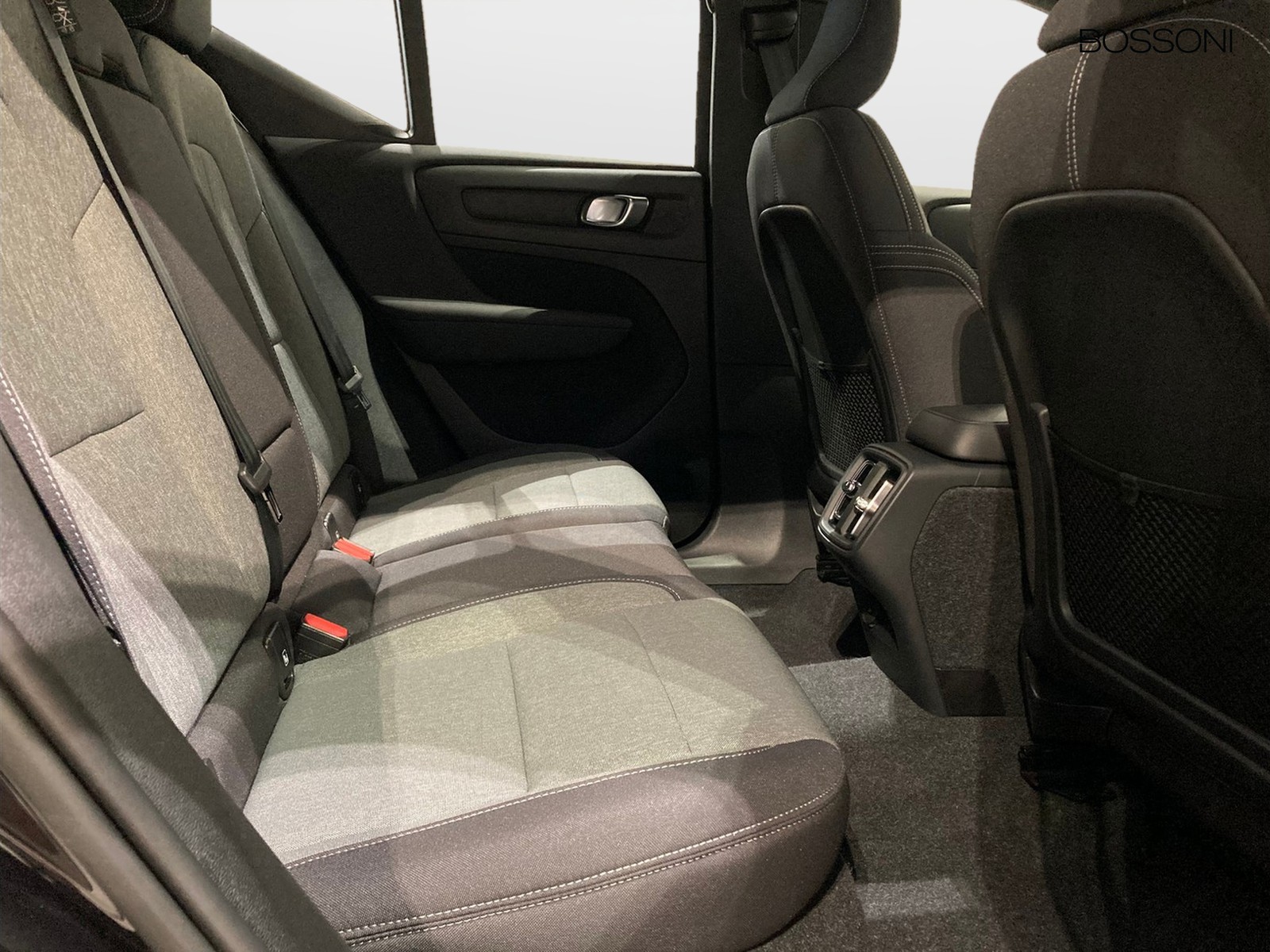 8 - Volvo XC40 2.0 b3 core automatico