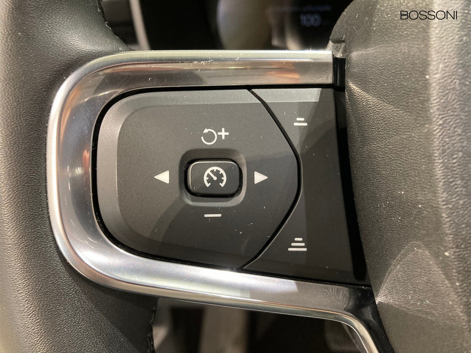 16 - Volvo XC40 2.0 b3 core automatico